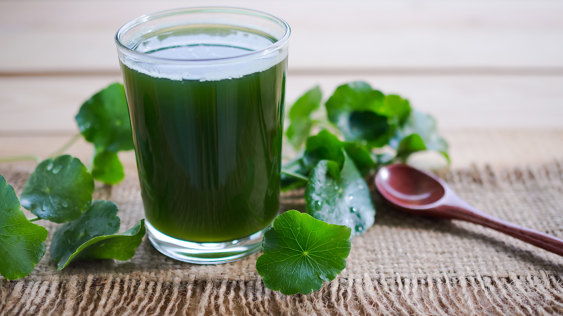 Nên uống rau má ở dạng nguyên chất, ít ngọt