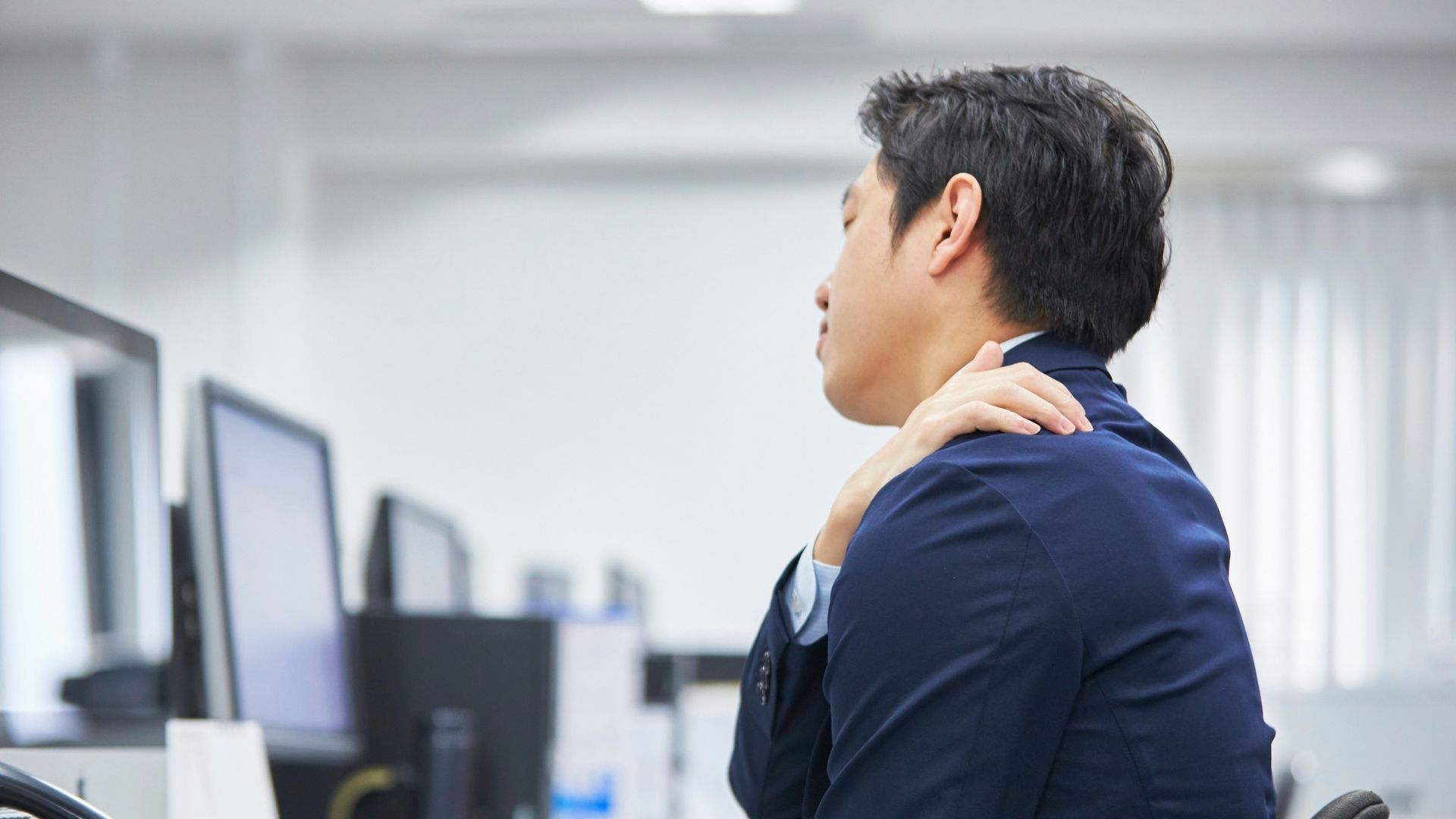 Trật khớp cổ có thể do chấn thương trong sinh hoạt hàng ngày