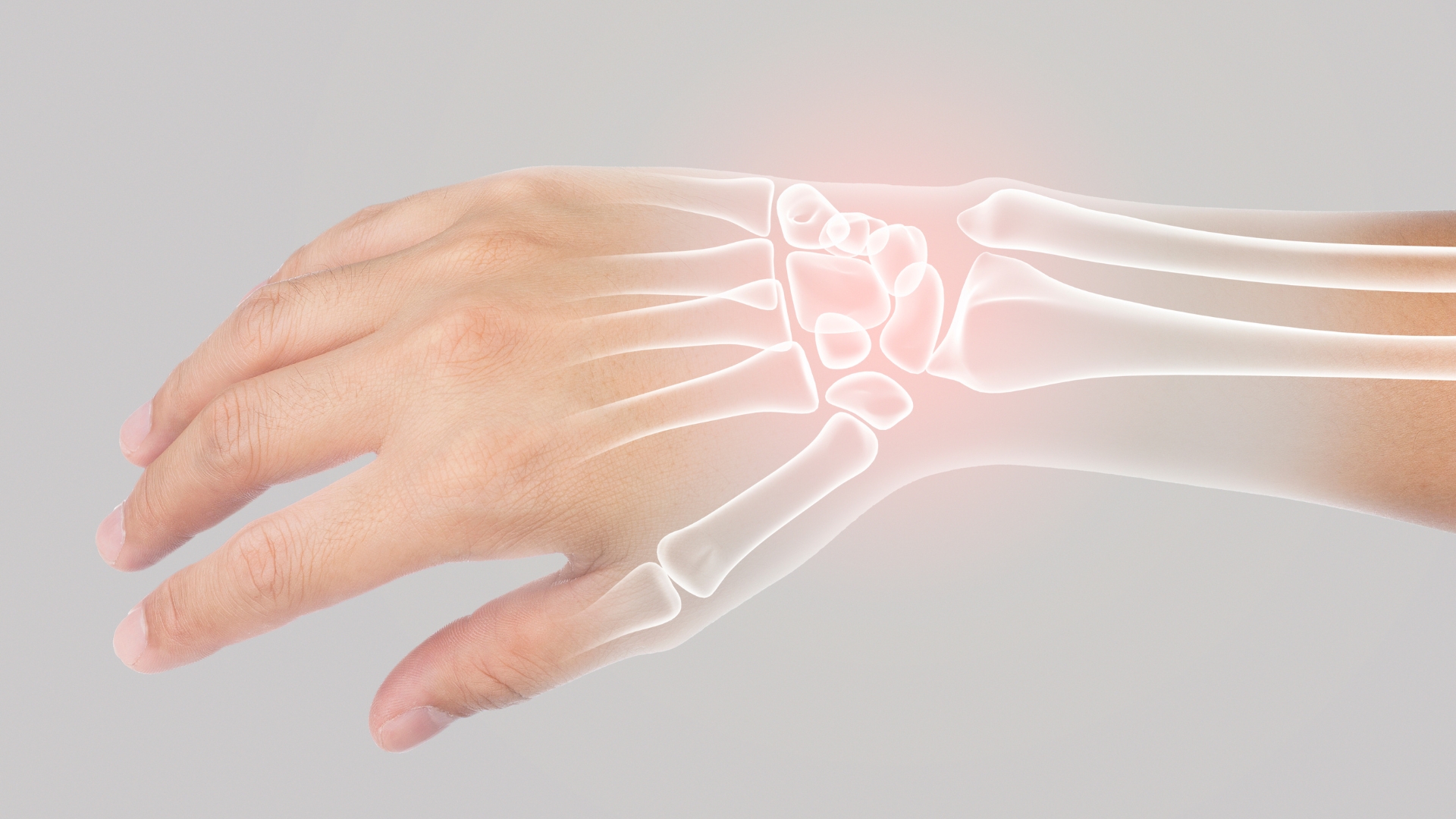 Khi khớp bị trật, các cấu trúc quanh khớp như dây chằng, bao khớp, mạch máu và thần kinh có nguy cơ bị kéo giãn, rách hoặc chèn ép