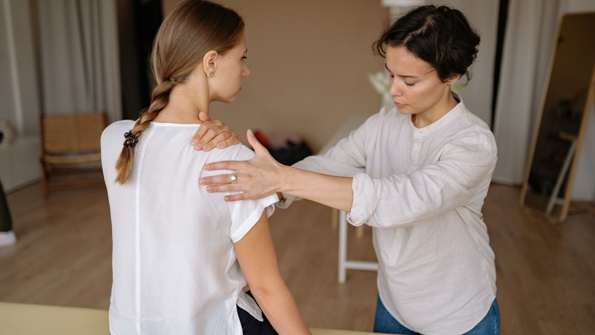 Người bệnh nên đi khám nếu cơn đau nhức vai kéo dài