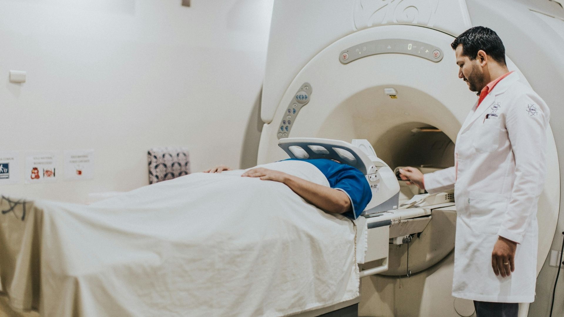 Người bệnh được chỉ định chẩn đoán hình ảnh giúp chẩn đoán chấn thương khớp gối