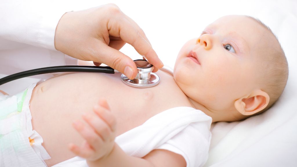 Cha mẹ cũng nên đảm bảo rằng trẻ đã được kiểm tra khớp háng ngay sau sinh