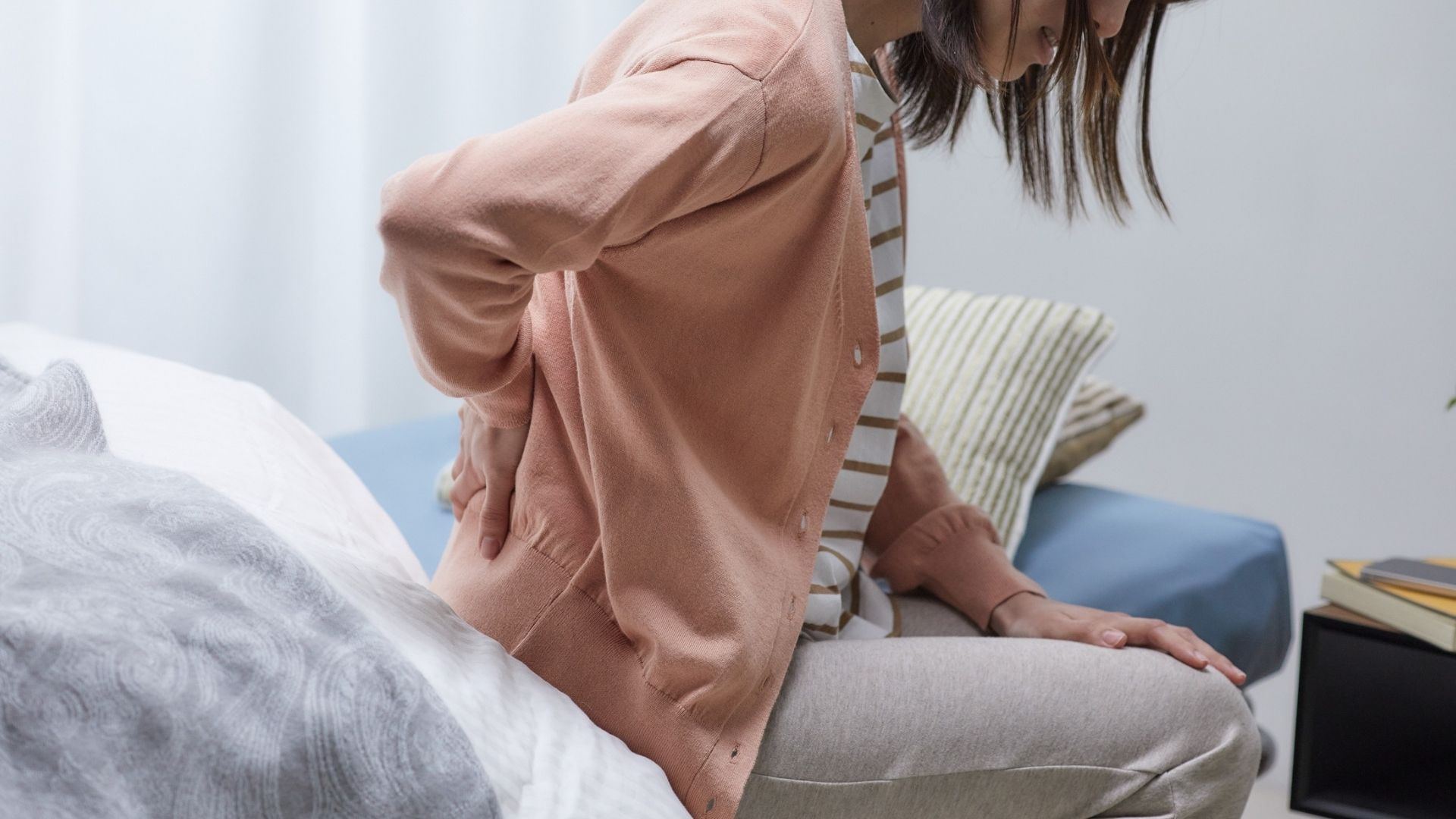 Trật khớp háng có thể gây đau nhức kèm sưng nề, bầm tím