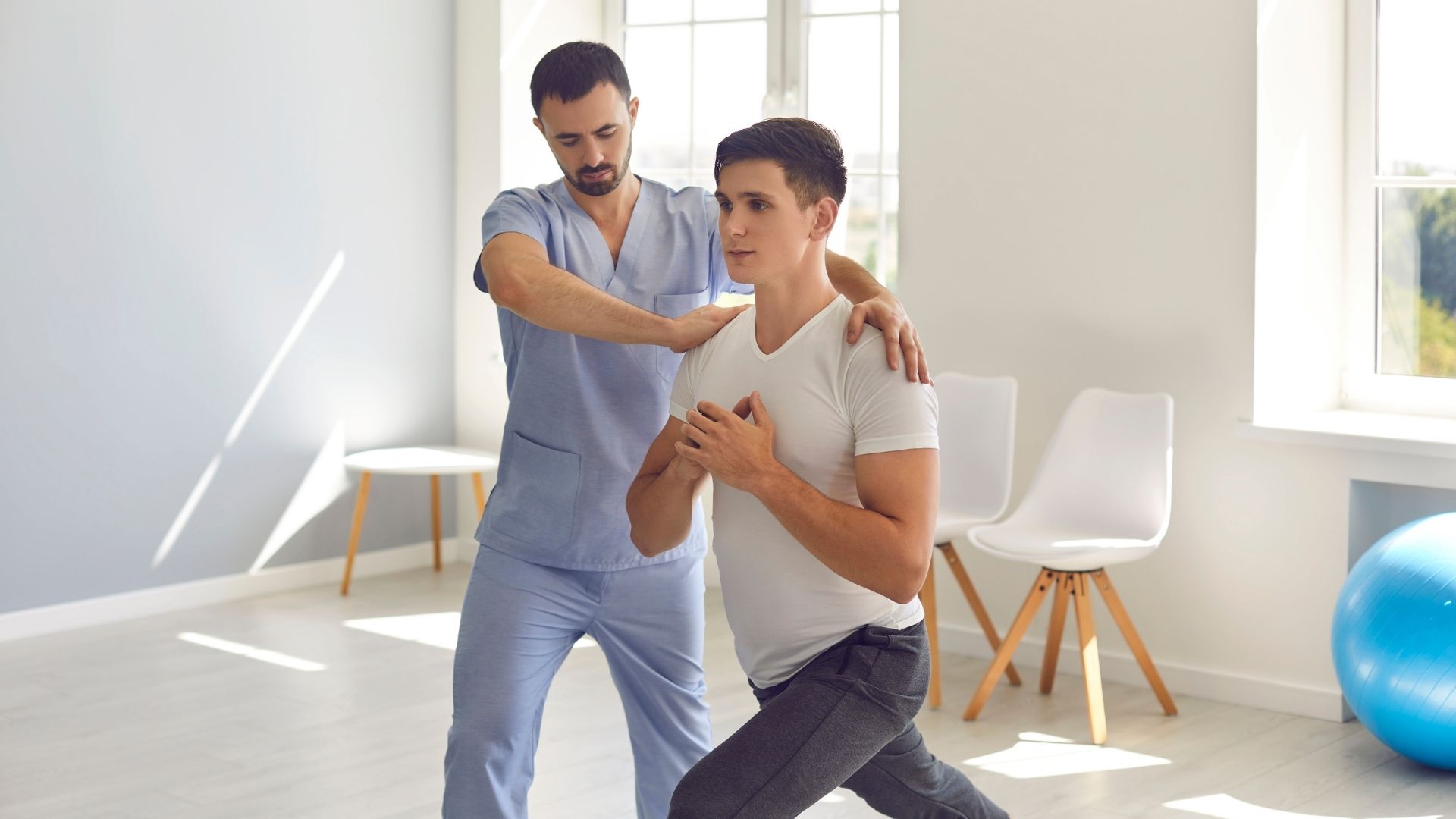 Khởi động kỹ trước khi vận động giúp bảo vệ khớp háng