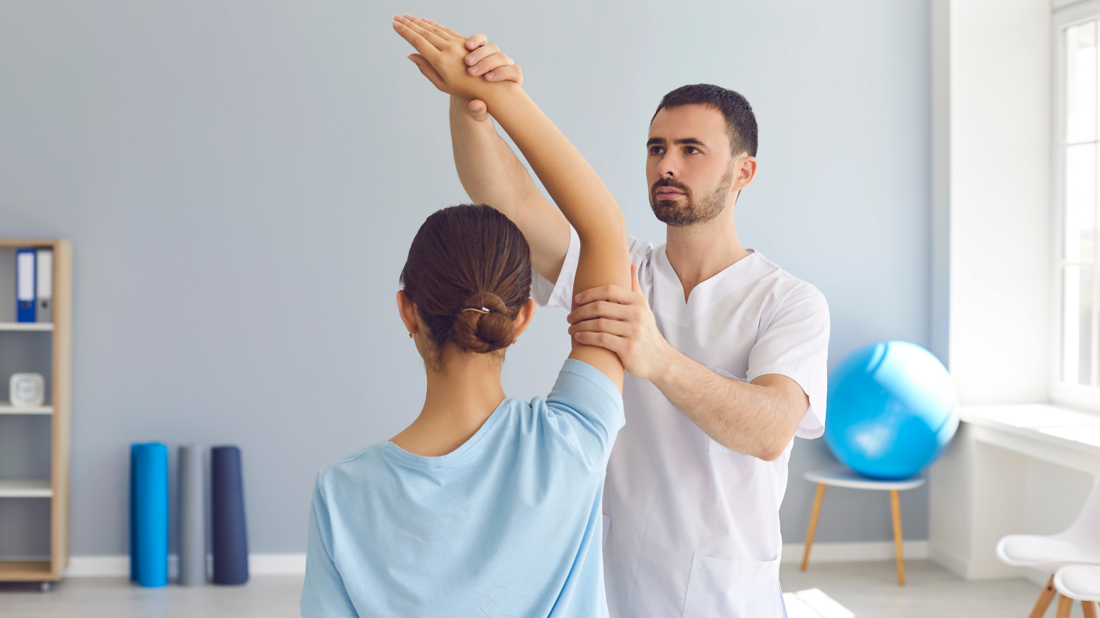 Người bị trật khớp tay cần thực hiện các bài tập vật lý trị liệu