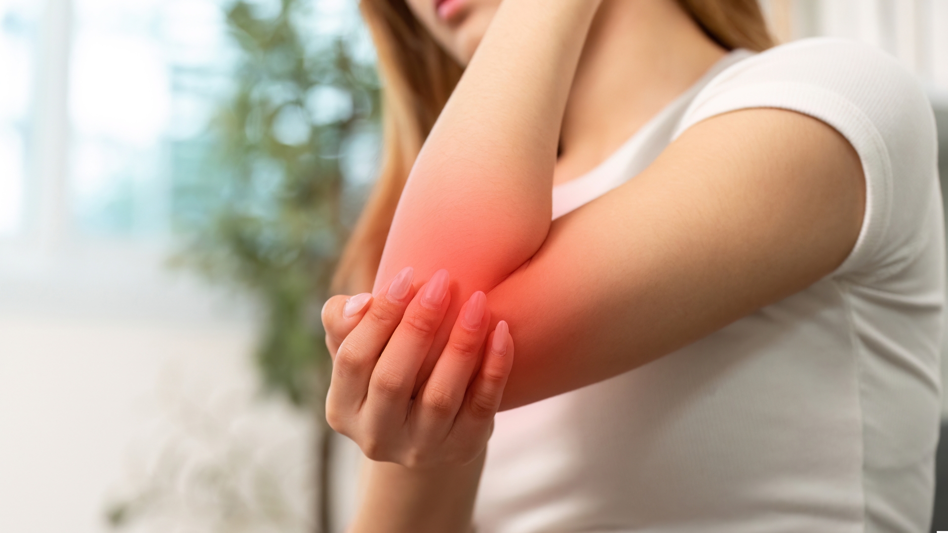 Trật khớp khuỷu tay là tình trạng khớp giữa xương cánh tay và xương cẳng tay bị lệch ra khỏi vị trí giải phẫu bình thường