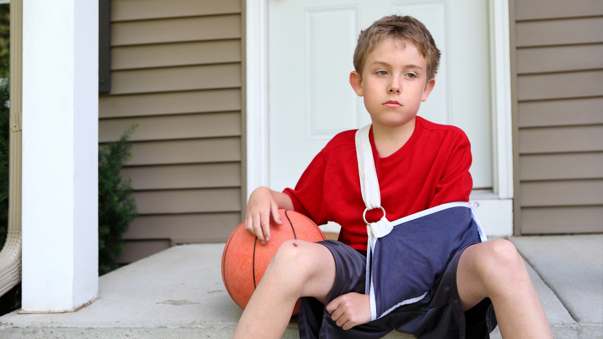 Chấn thương khi chơi thể thao có thể gây trật khớp khuỷu tay