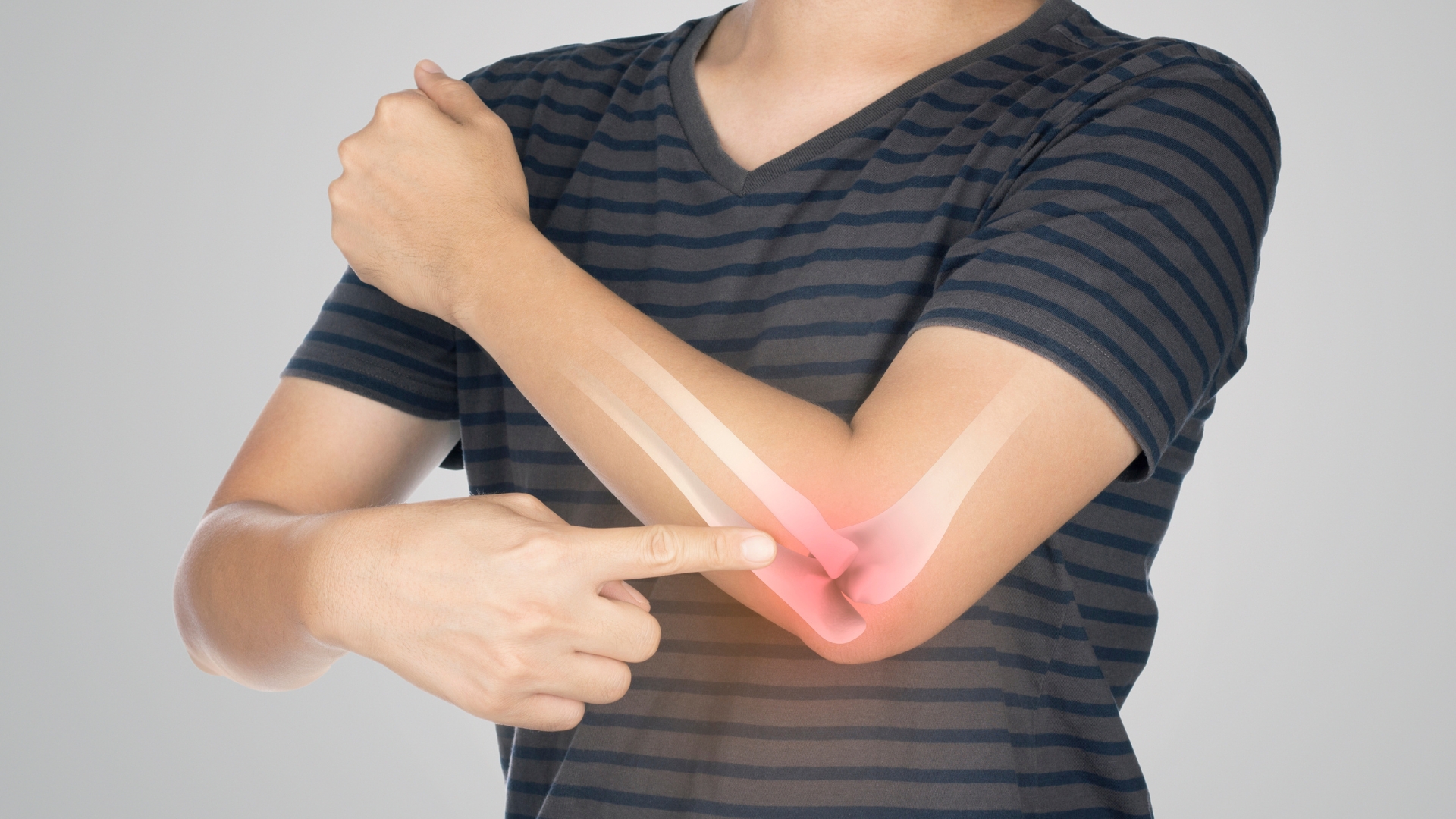 Ngay sau chấn thương, người bệnh thường cảm thấy đau nhói hoặc đau dữ dội tại khuỷu tay