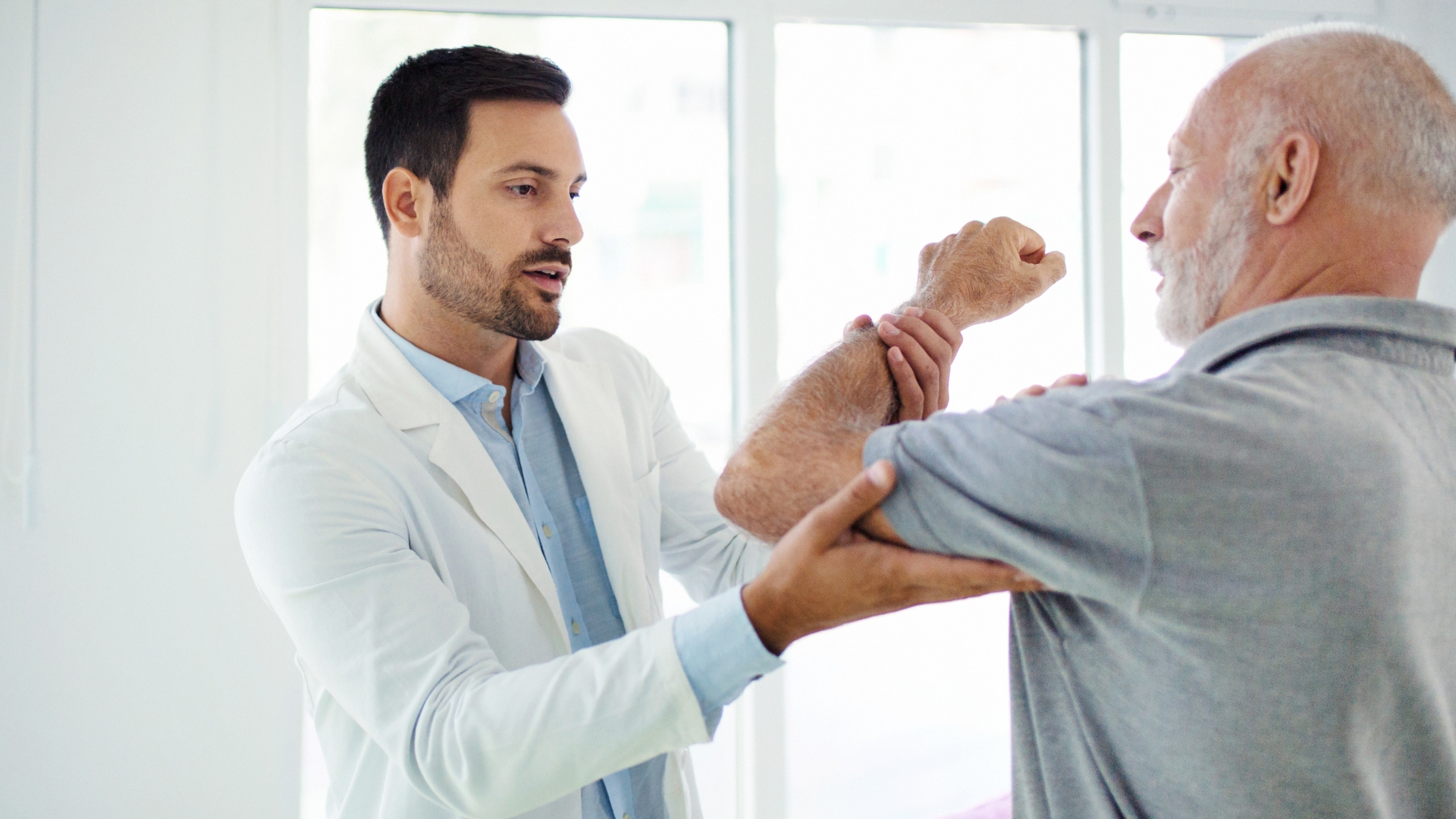 Bệnh nhân cần được theo dõi tiến triển lâm sàng và hình ảnh học để đánh giá hiệu quả điều trị