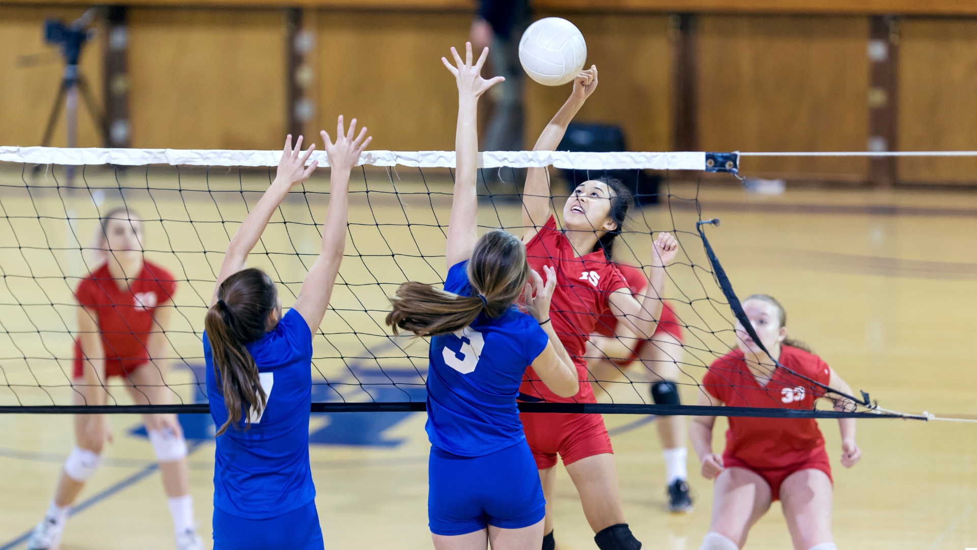 Bóng chuyền là một trong những môn thể thao có thể gây trật khớp ngón chân