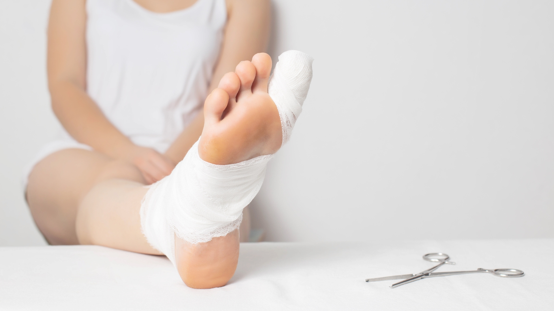 Cố định tạm thời ngón chân bị trật