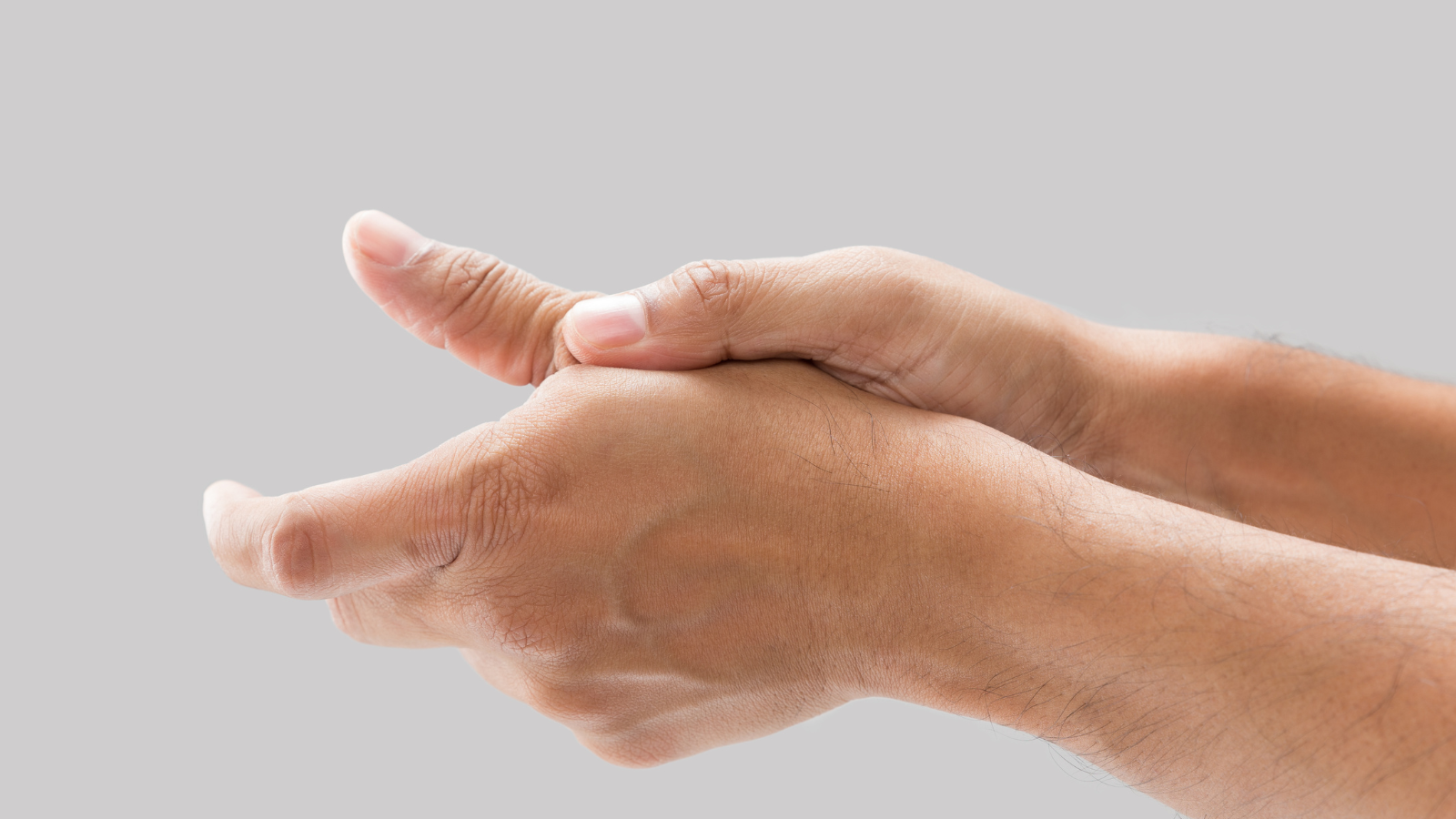 Chăm sóc đúng cách giúp ngón tay cái phục hồi nhanh và tránh biến chứng