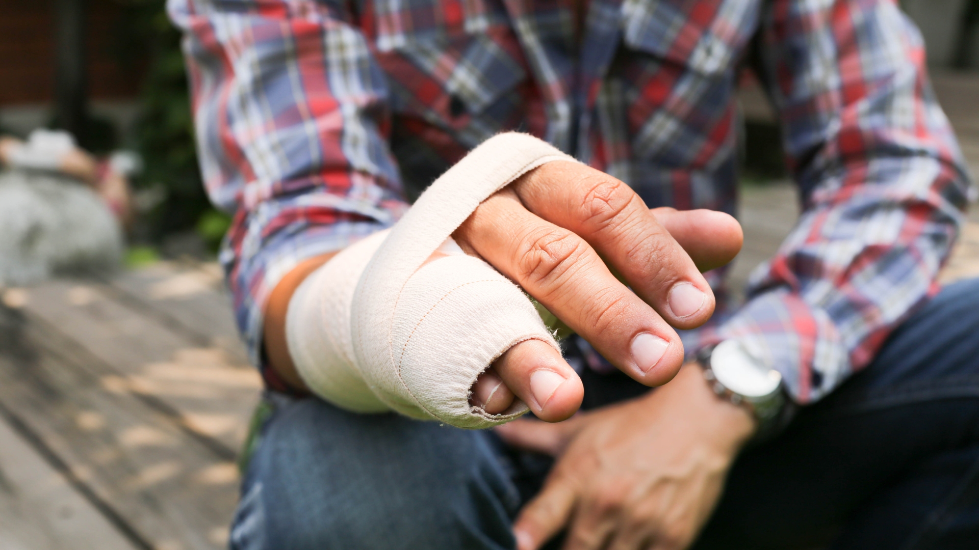 Có thể cố định ngón tay bị trật song song với một ngón tay lành bên cạnh để tăng độ ổn định