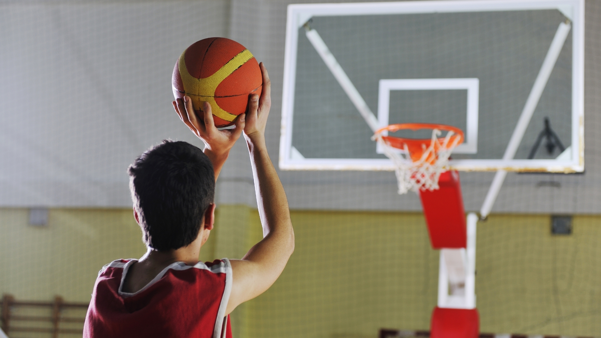 Người trẻ tham gia thể thao có cường độ cao như bóng đá, bóng rổ, võ thuật… có nguy cơ cao bị trật khớp vai tái hồi do tần suất và cường độ vận động mạnh