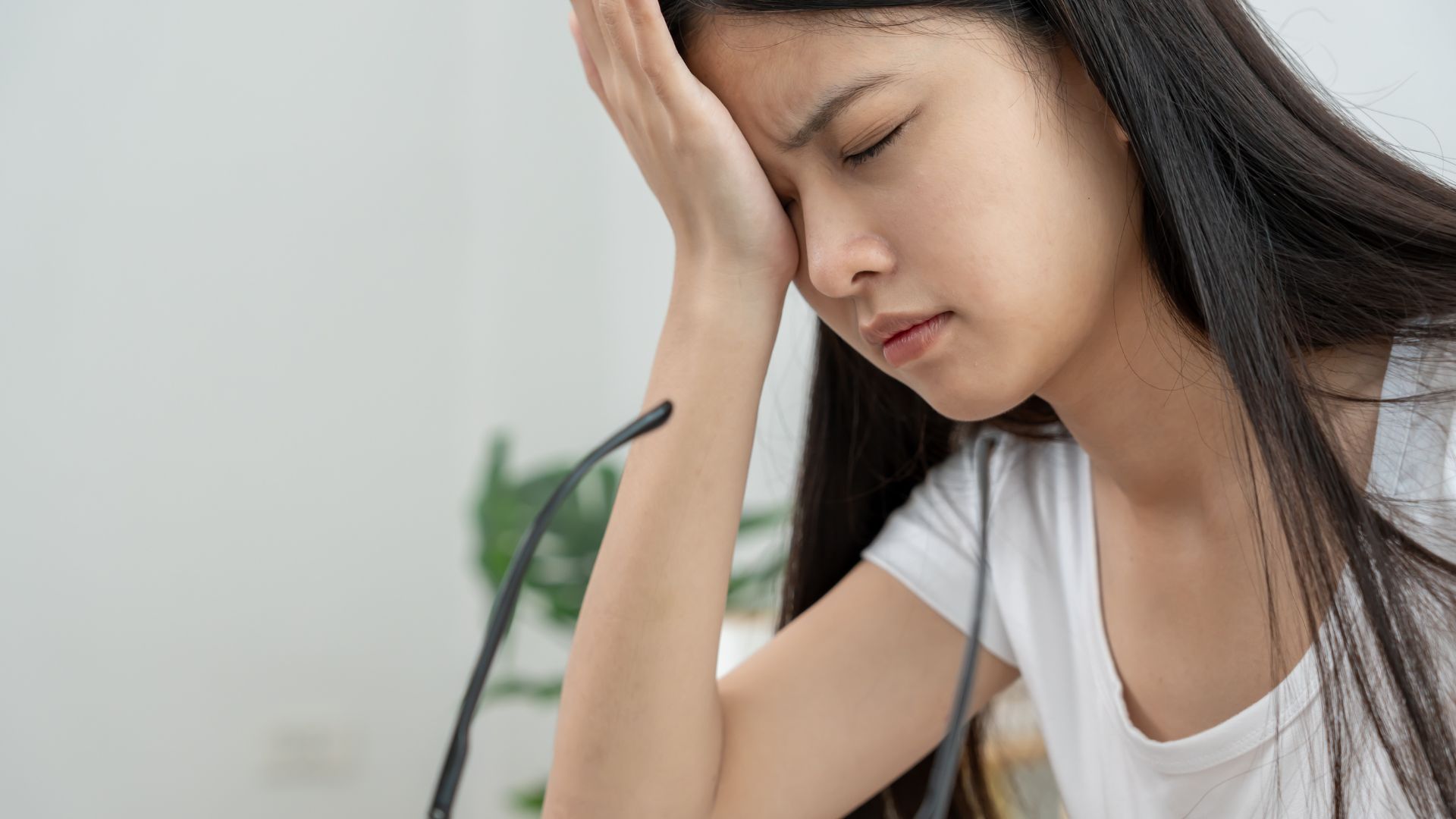 Đau nhức mắt là triệu chứng điển hình của tình trạng giác mạc bị trầy xước