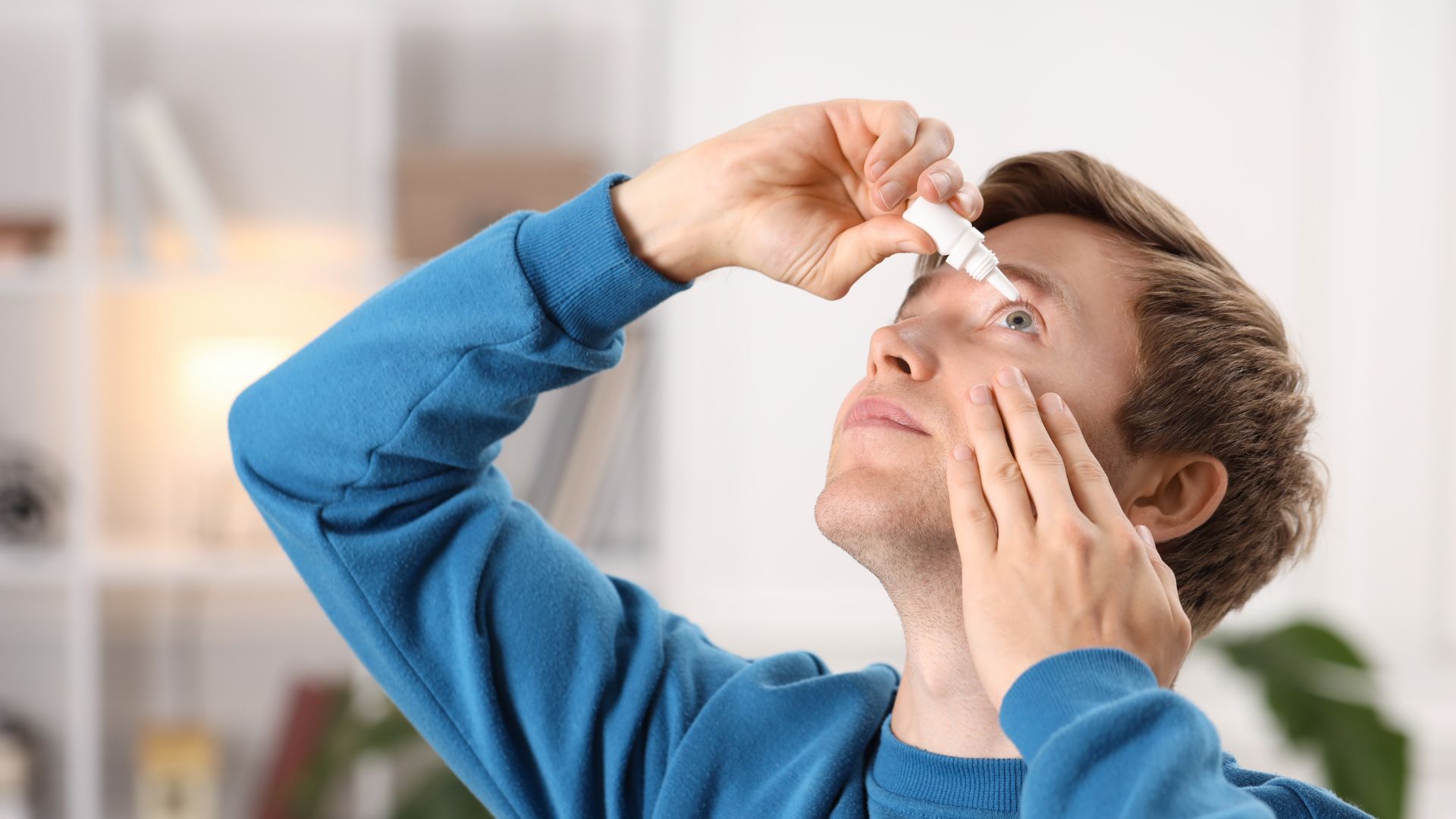 Sử dụng thuốc nhỏ mắt kháng sinh khi giác mạc trầy xước giúp phòng ngừa nhiễm trùng