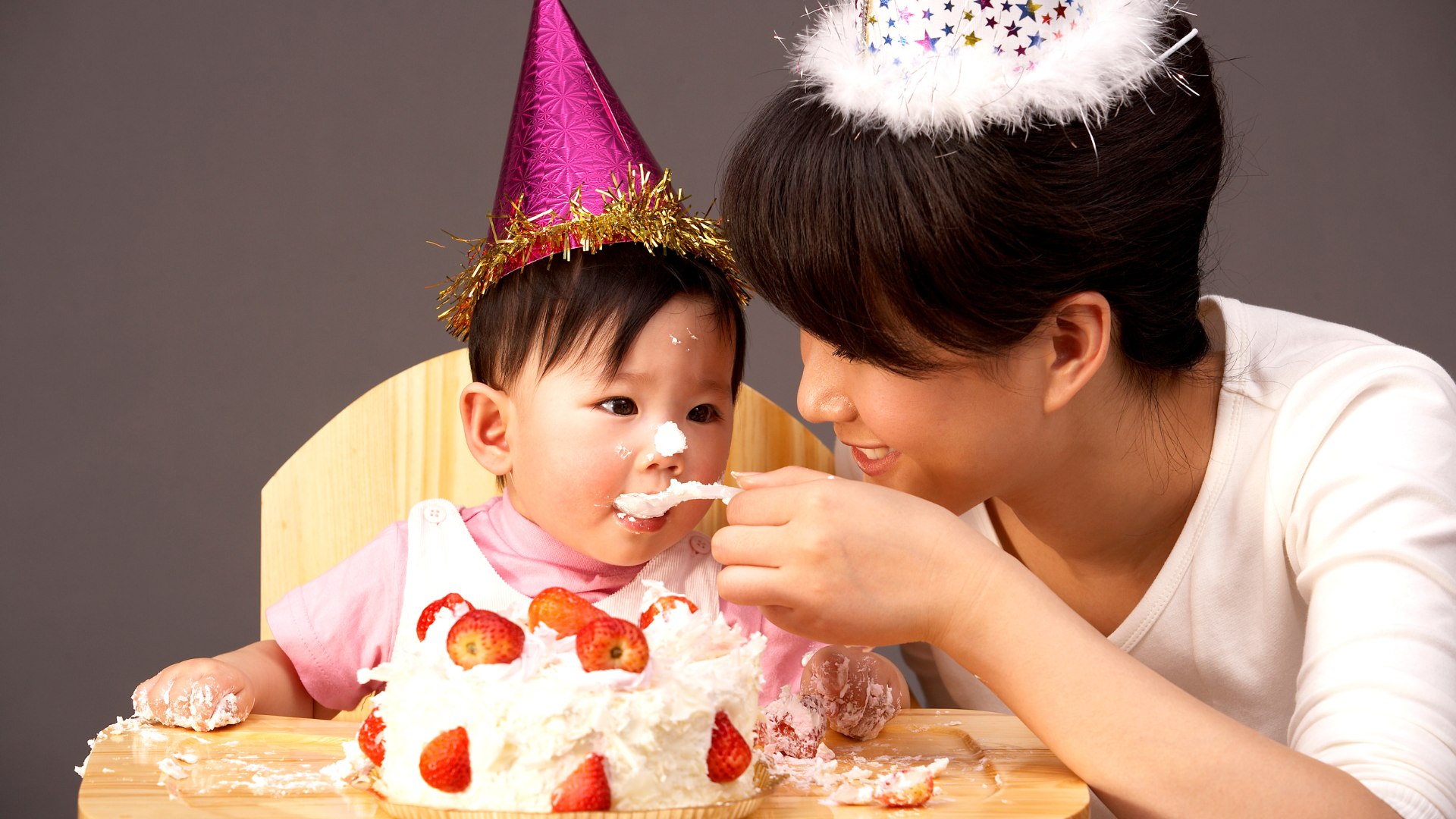 Khi chọn bánh kẹo cho bé 1 tuổi, bố mẹ cần cân nhắc cả an toàn và giá trị dinh dưỡng