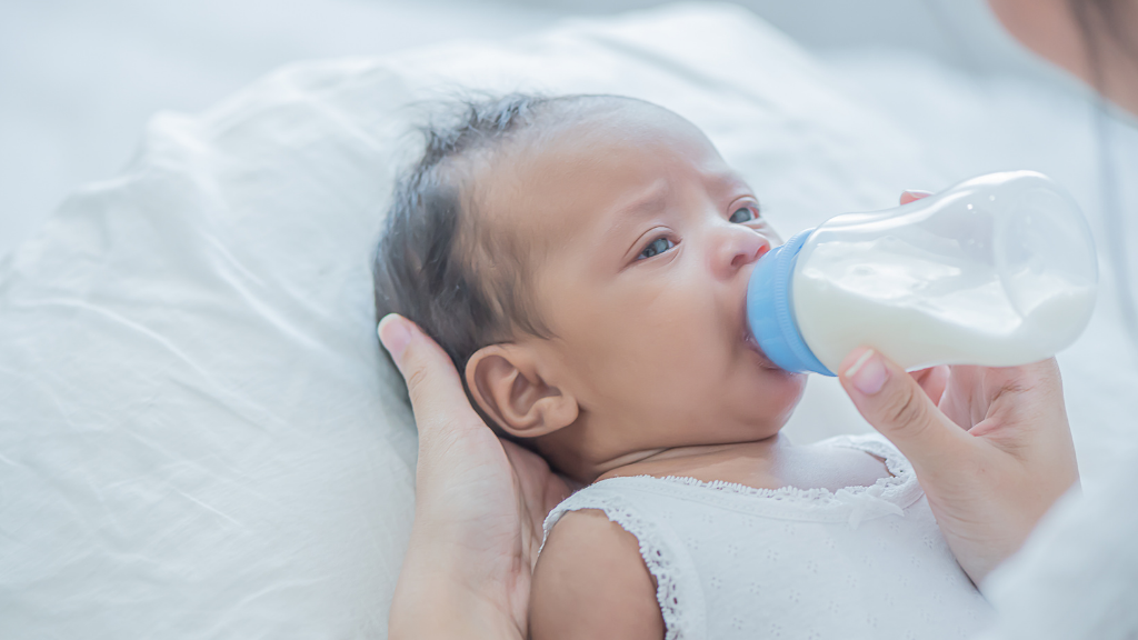 Trẻ 2 tháng tuổi đi ngoài mấy lần một ngày? 3