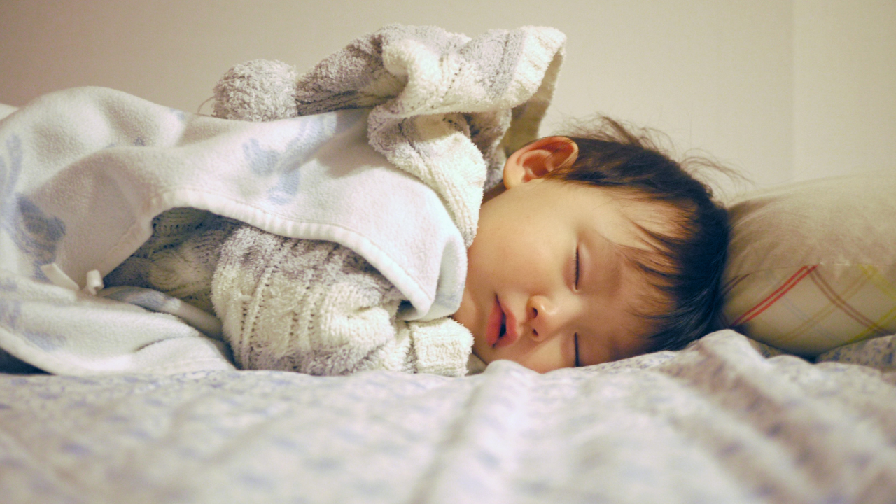 Tạo cảm giác an toàn cho trẻ khi ngủ