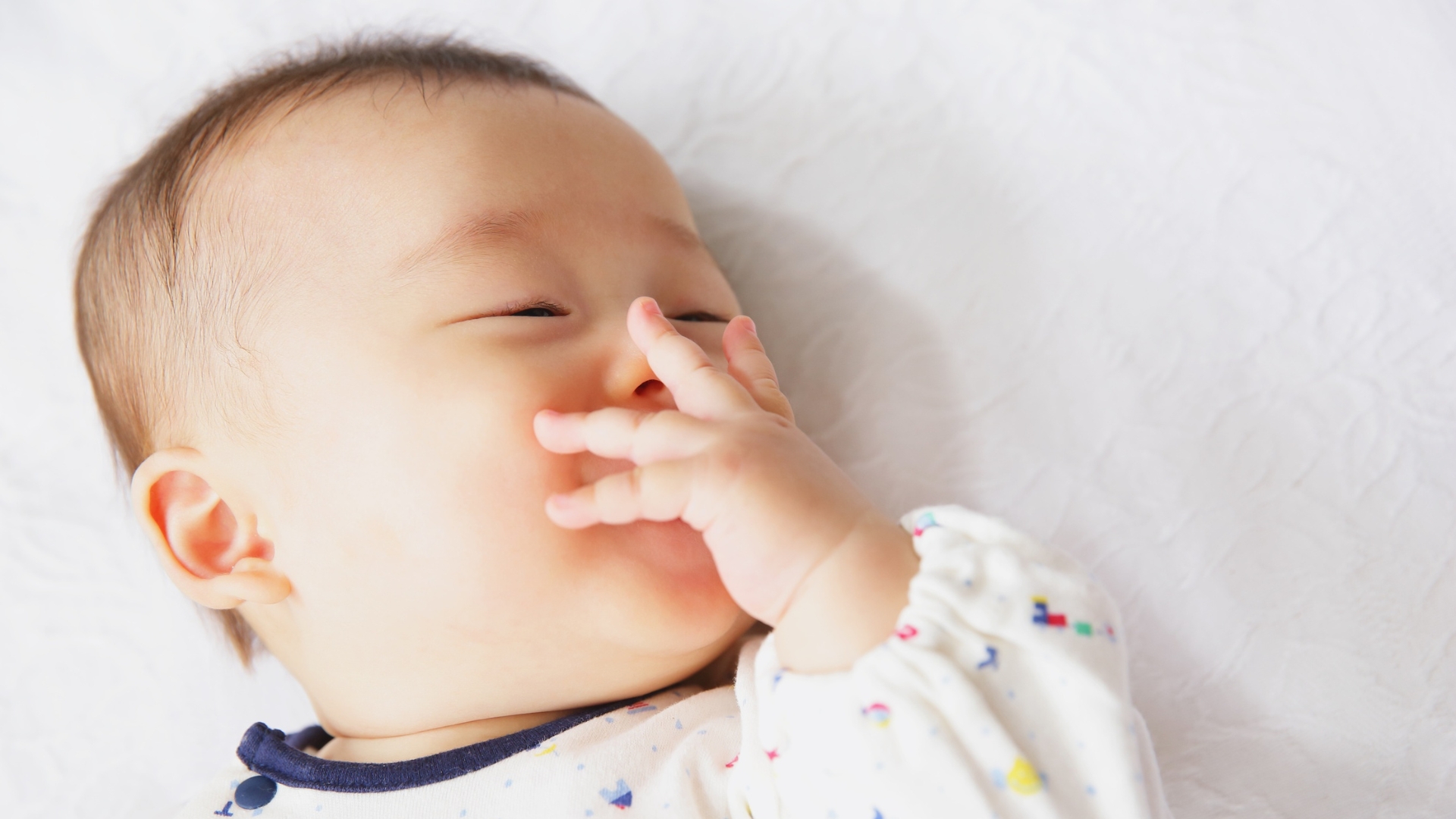 Trong một số trường hợp, mút tay là tín hiệu sớm cho thấy trẻ muốn bú