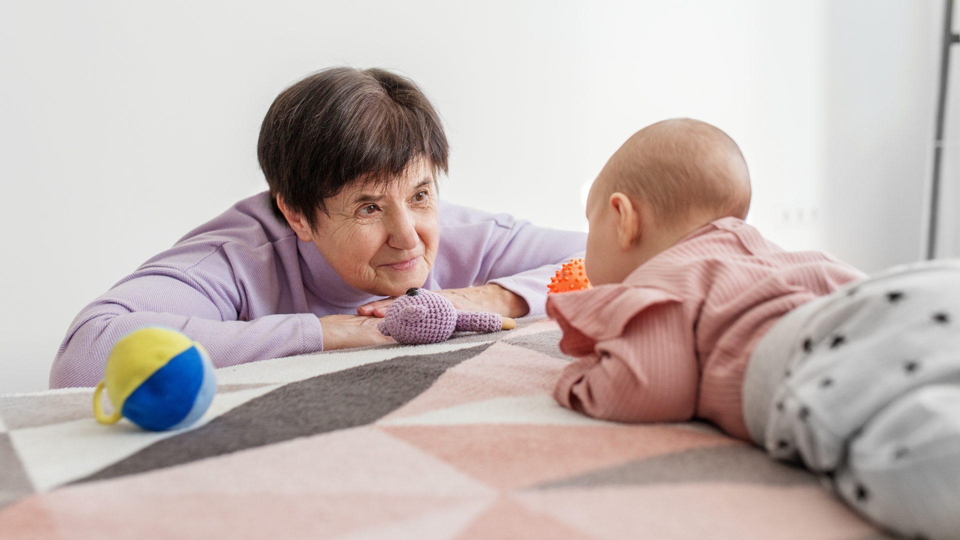 Việc trò chuyện, bế ẵm, cho trẻ nằm sấp hoặc sử dụng đồ chơi an toàn phù hợp lứa tuổi có thể giúp trẻ phân tán sự chú ý