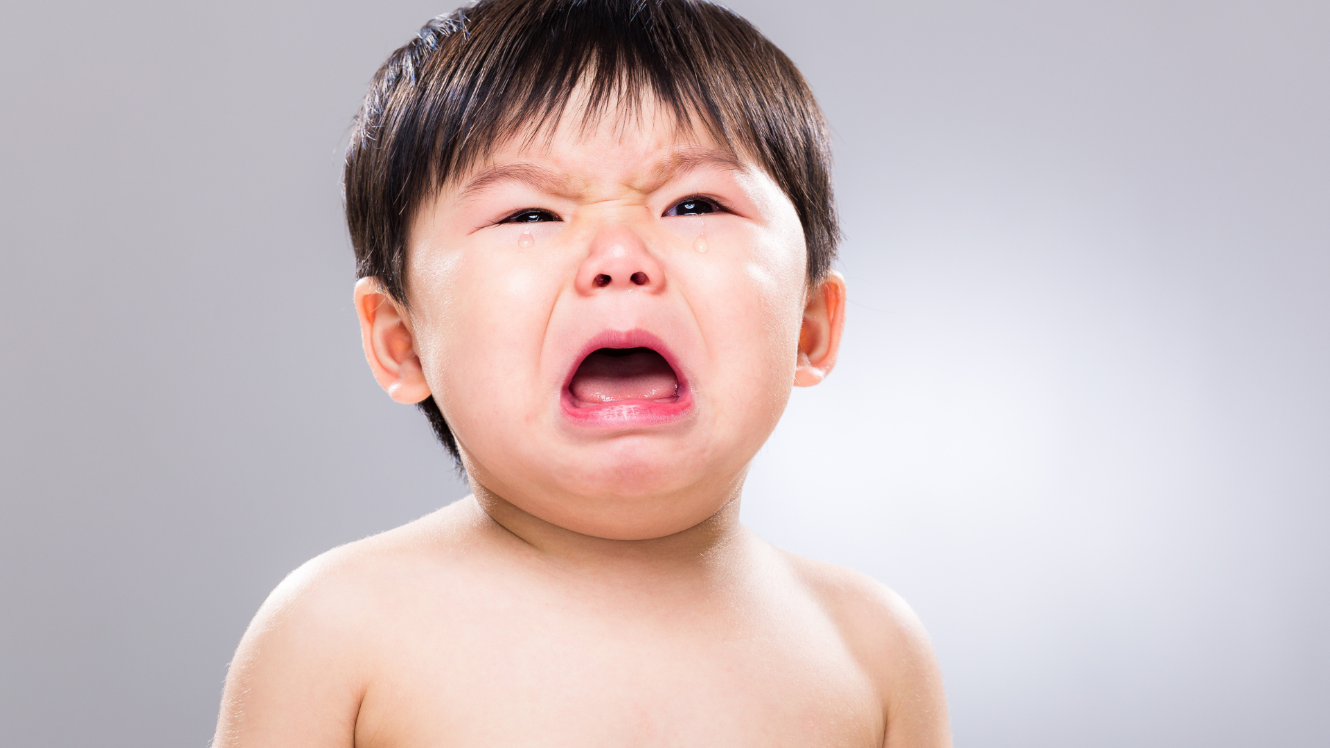 Não bộ và cảm xúc đang phát triển mạnh khiến trẻ 2 tuổi ngủ hay giật mình khóc thét