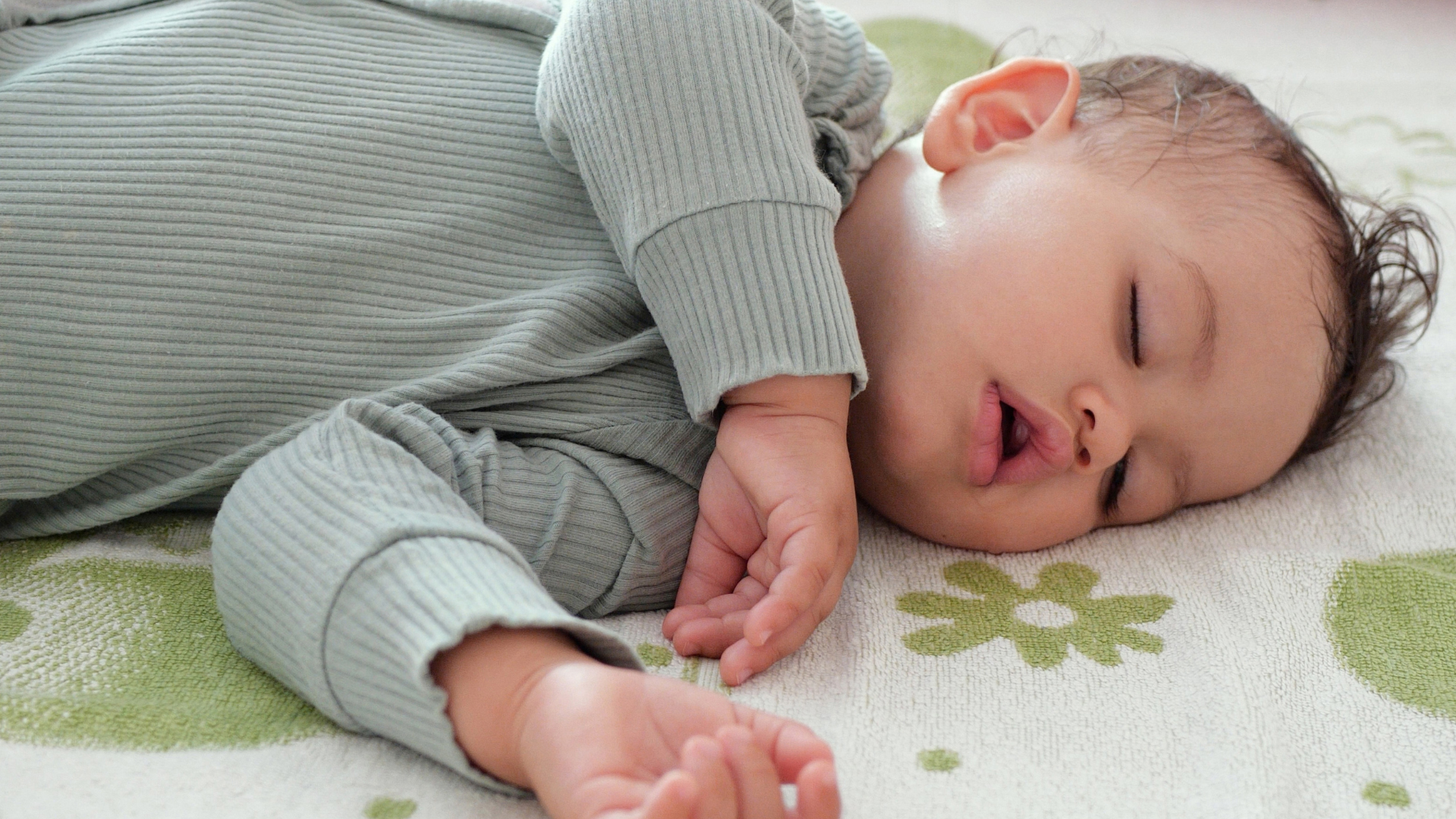 Trẻ mệt mỏi, khó chịu trong người hoặc đang trong giai đoạn mọc răng cũng có thể ngủ không yên