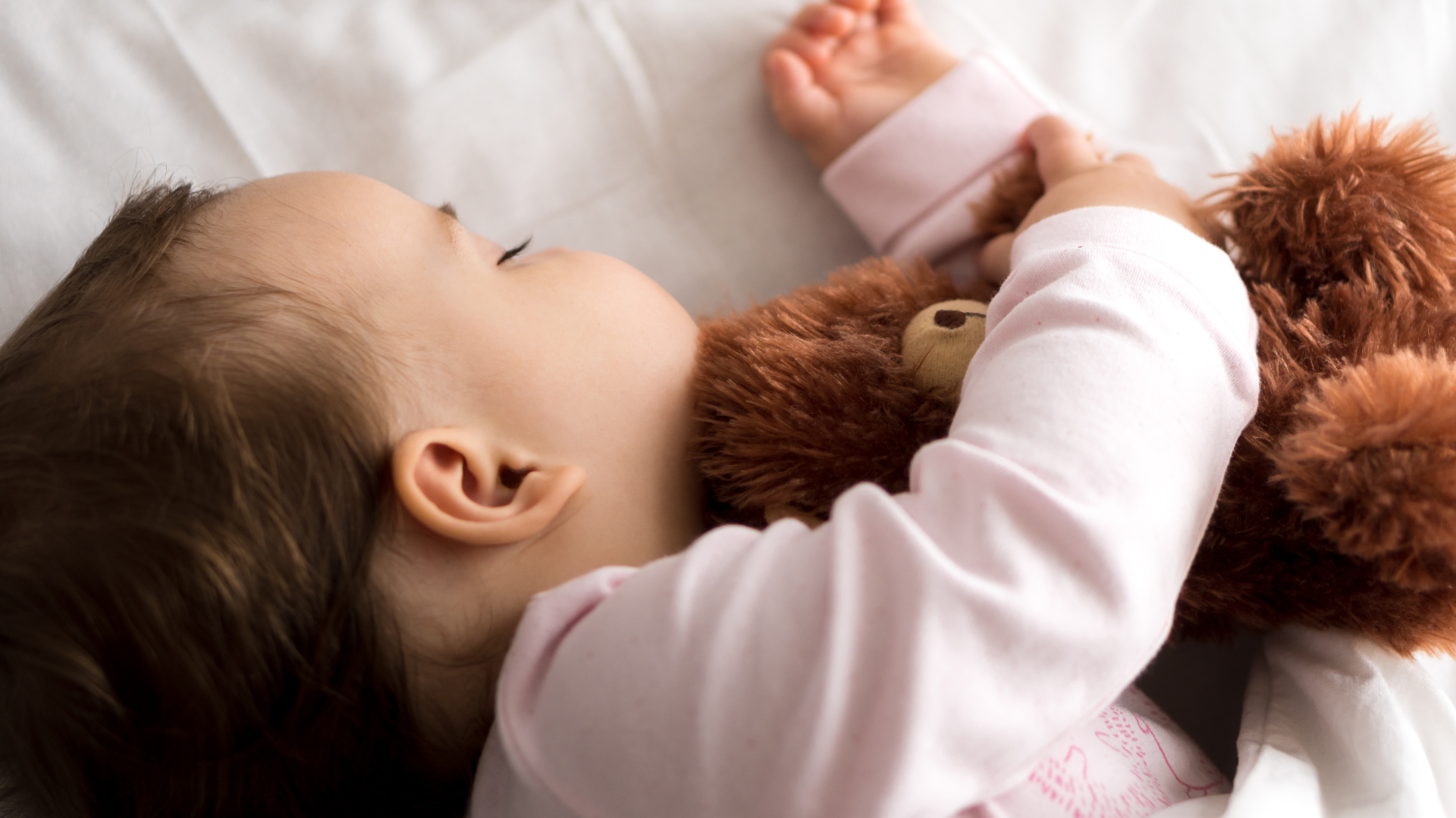 Để hạn chế tình trạng giật mình khóc thét tái diễn, cha mẹ nên xây dựng cho trẻ một thói quen ngủ đều đặn