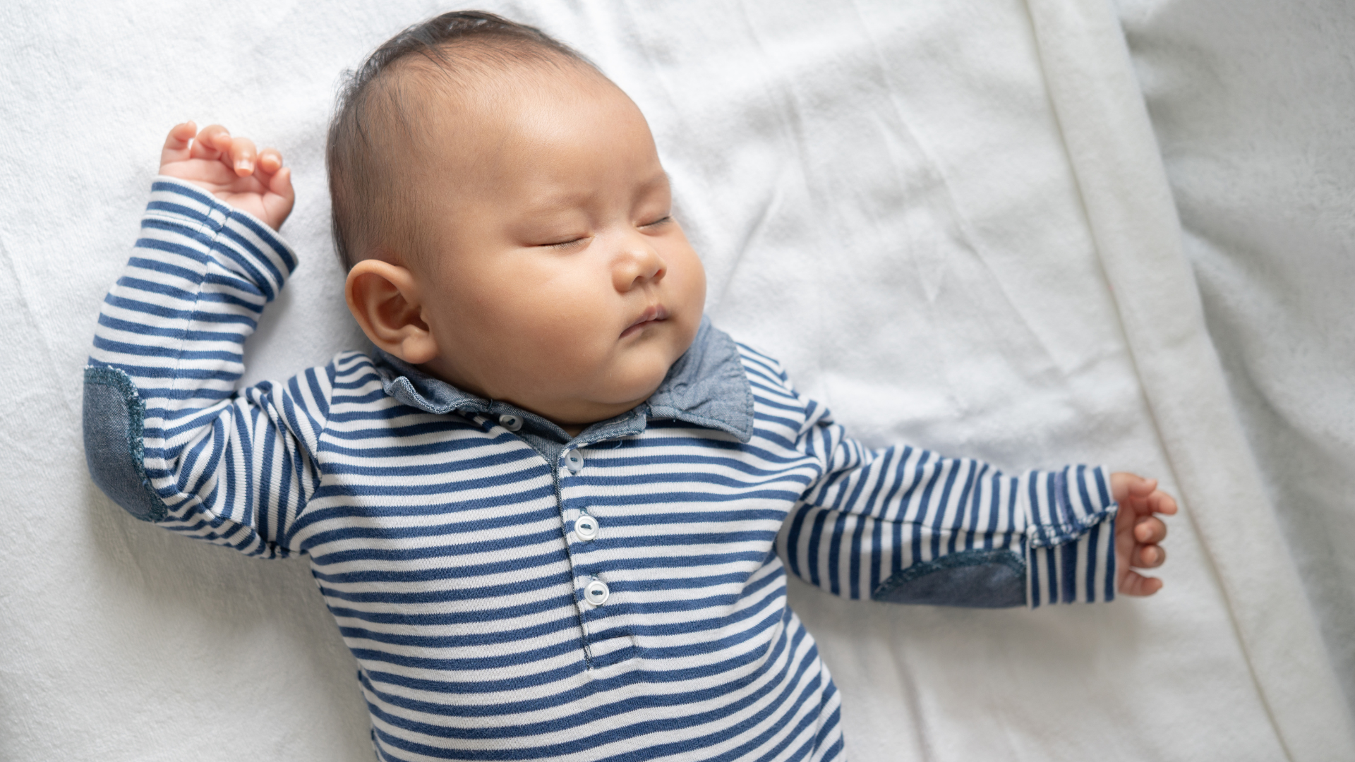Quan sát kỹ hình dáng đầu giúp cha mẹ phát hiện sớm tình trạng méo đầu và hỗ trợ bé điều chỉnh kịp thời