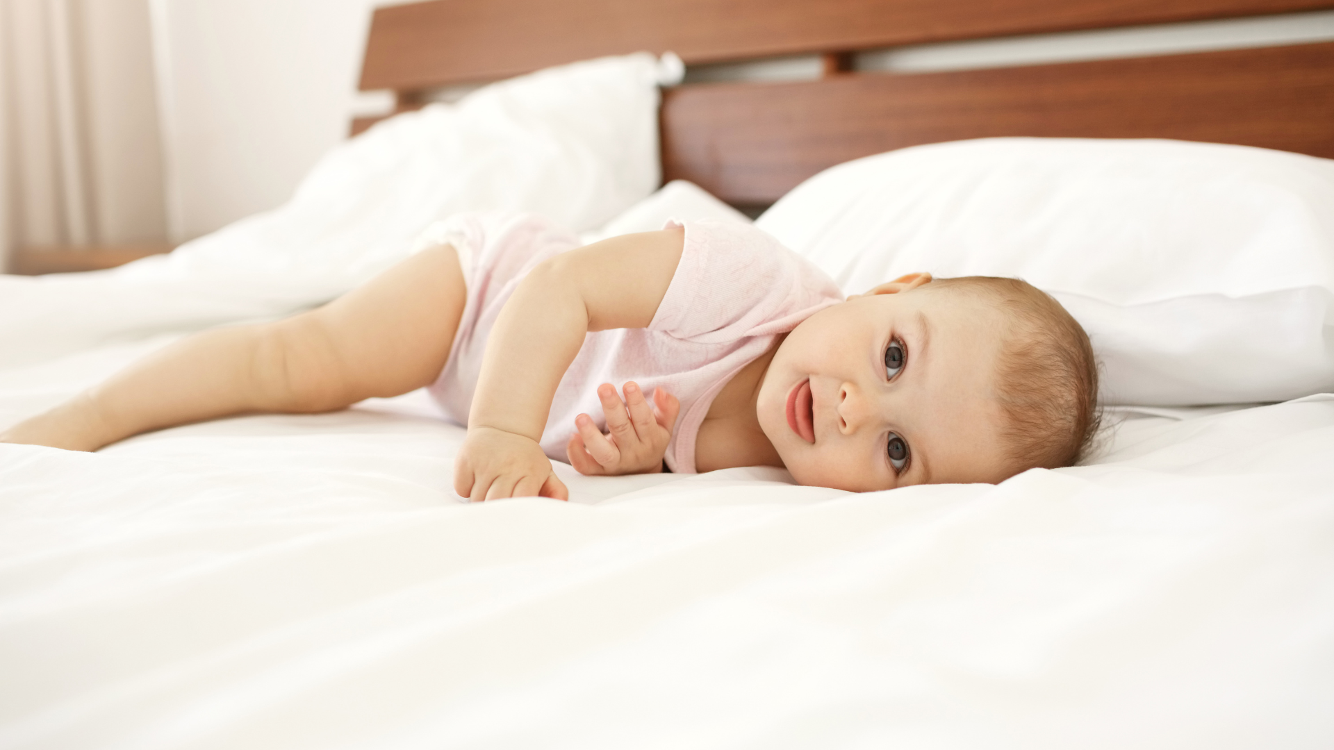 Cho bé nằm sấp mỗi ngày khi thức, kết hợp điều chỉnh tư thế ngủ, giúp đầu tròn hơn và cổ vai khỏe mạnh