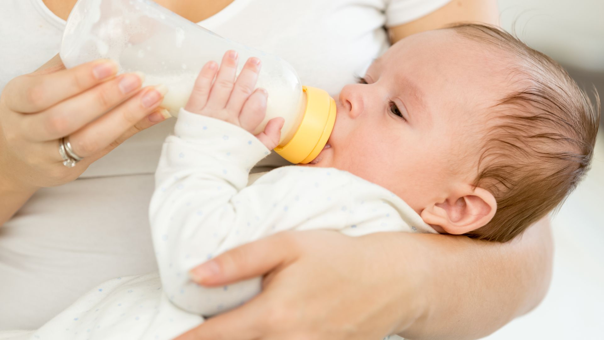 Sặc sữa là một nguyên nhân khiến trẻ 3 tháng tuổi bị ho