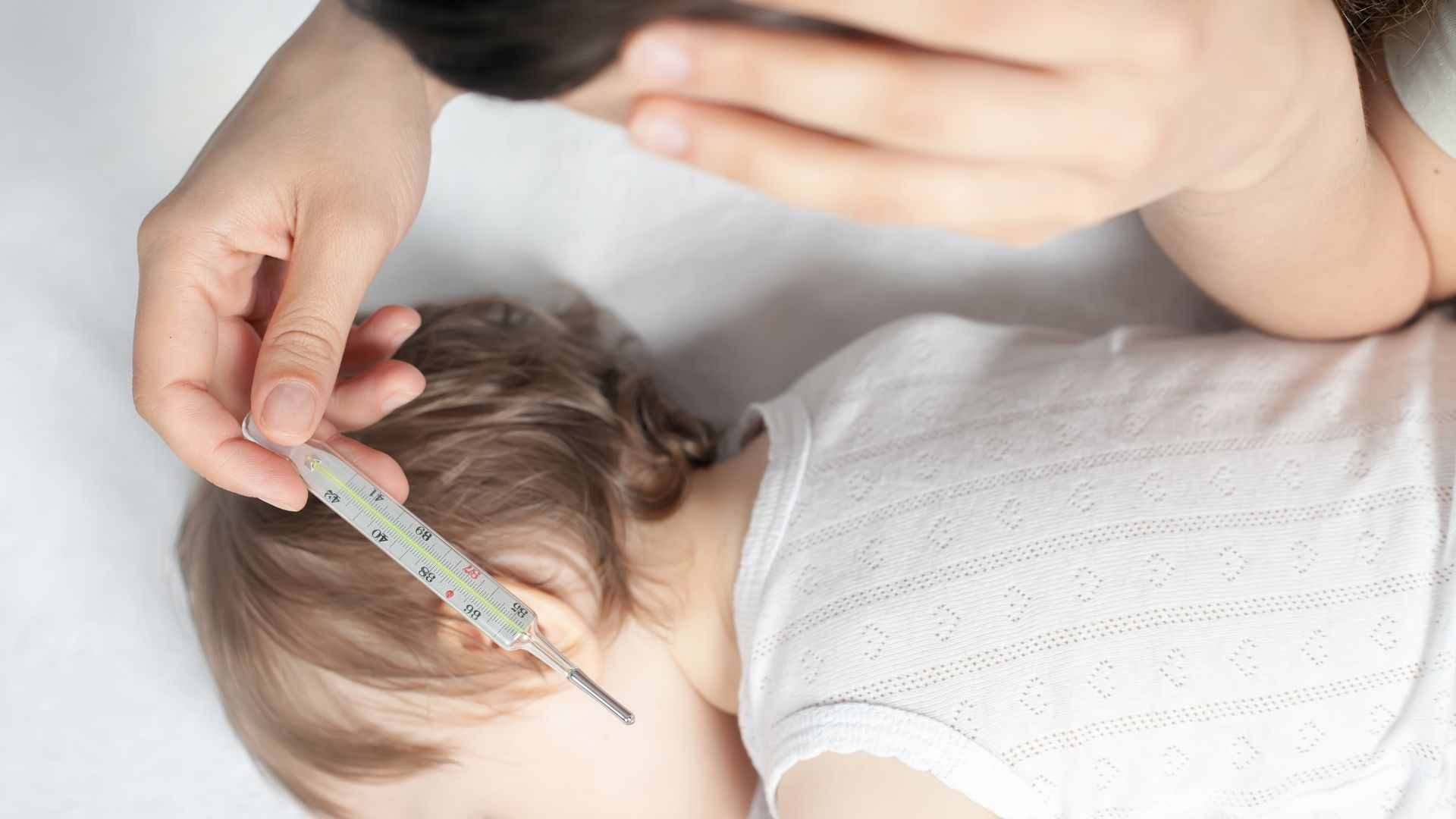 Cha mẹ cần đưa trẻ bị ho kèm theo sốt cao đến bệnh viện để được thăm khám và xử trí