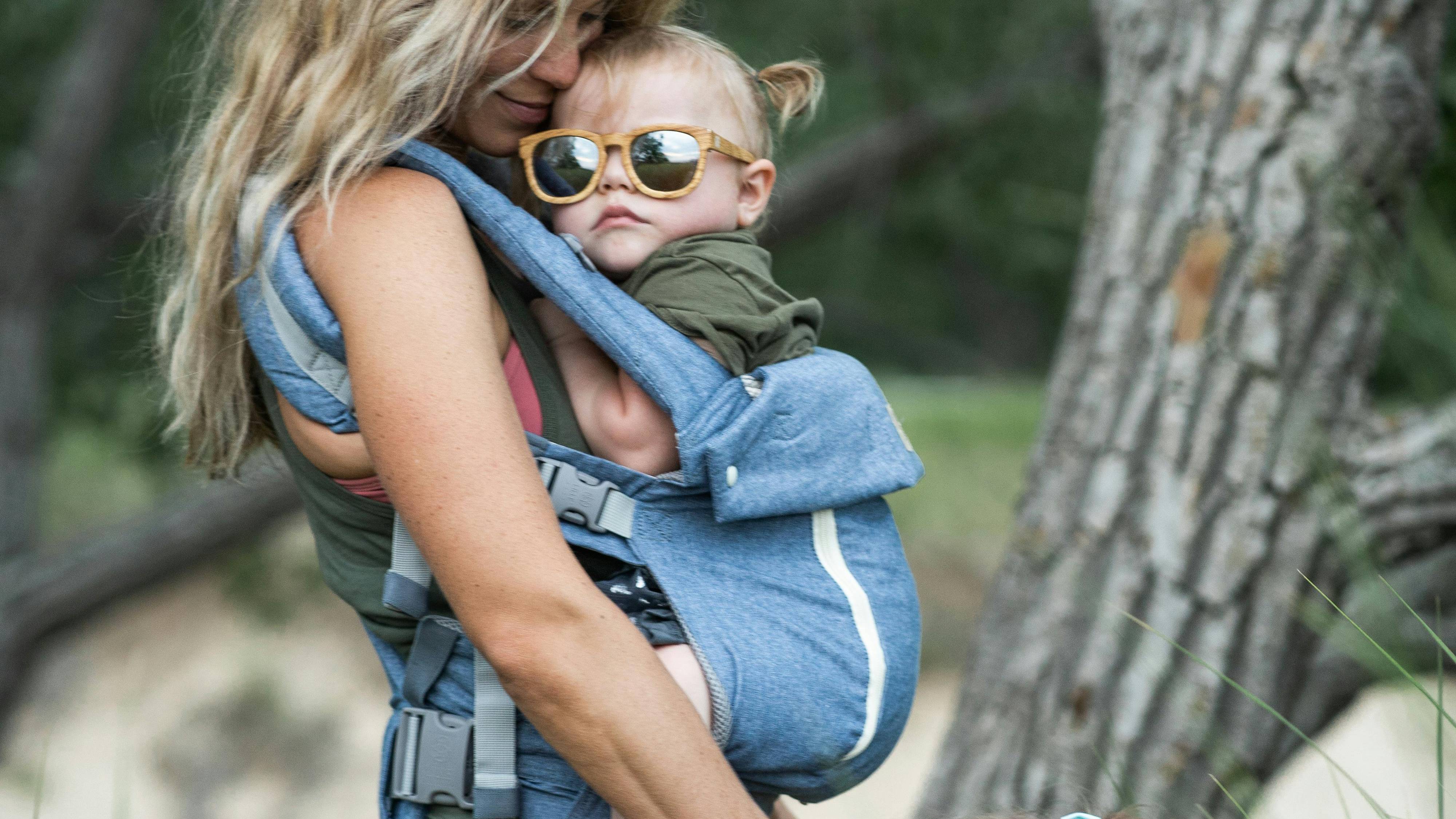 Khi chọn địu, cha mẹ nên chọn loại có thiết kế ôm sát cơ thể trẻ nhưng không quá kín