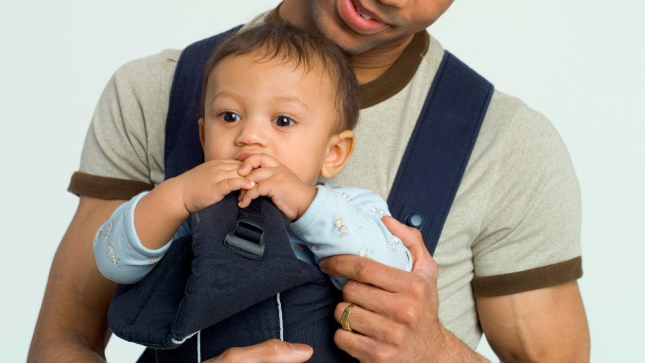 Bế bé hướng mặt ra ngoài, bé sẽ có cơ hội quan sát thế giới xung quanh