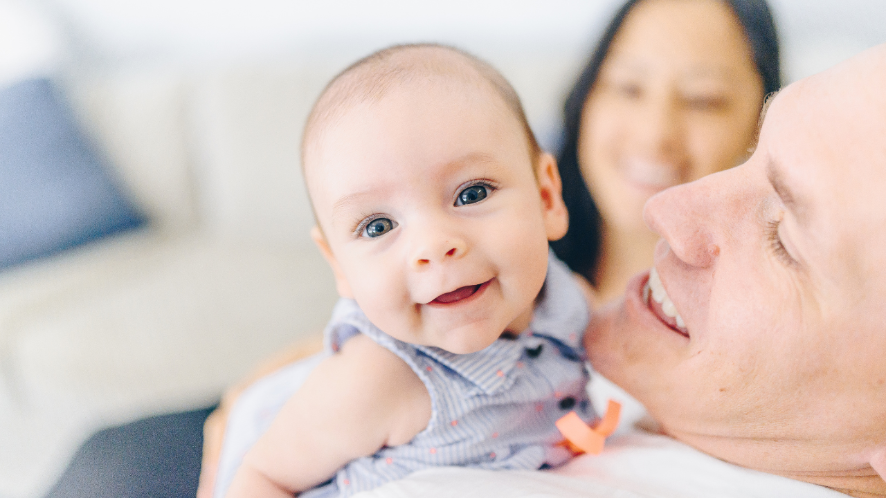 Ba mẹ cần lưu ý bế trẻ 4 tháng tuổi đúng cách