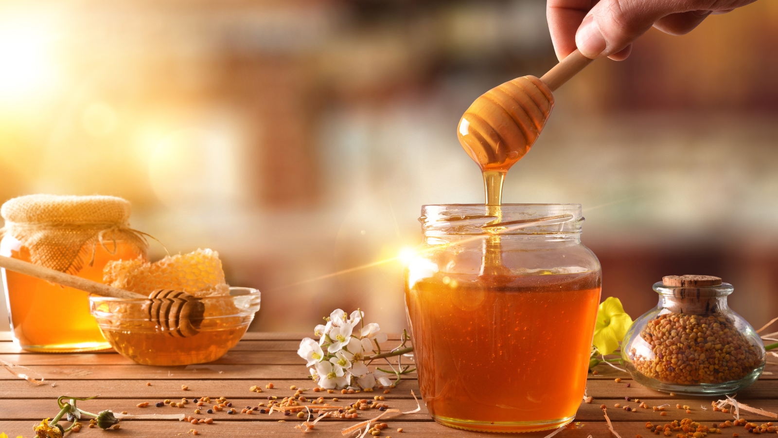 Mật ong không nên bổ sung trong thực đơn của trẻ dưới 1 tuổi