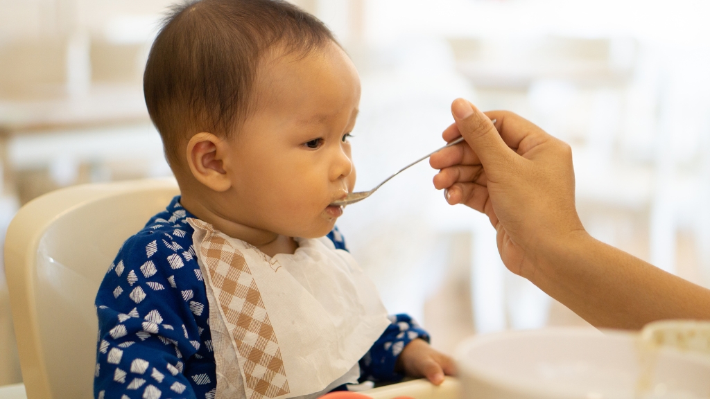 Trẻ 6 tháng ăn được váng sữa không? Hướng dẫn chi tiết cho cha mẹ 2
