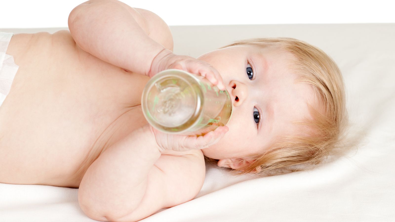 Đảm bảo bé được bú đủ sữa và uống đủ nước, đặc biệt trong những ngày bé đi ngoài nhiều lần.