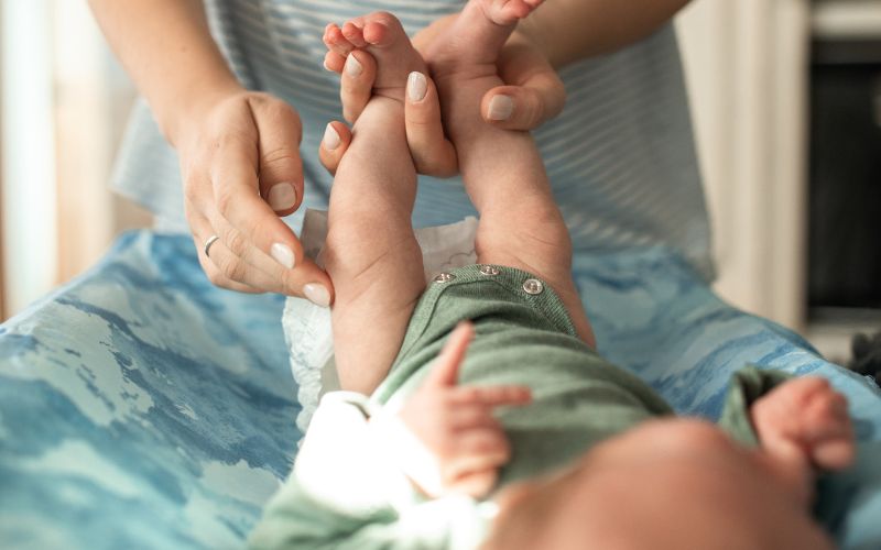 Quan sát màu sắc và tính chất phân cũng như số lần đi ngoài để đánh giá tình trạng tiêu hóa của trẻ