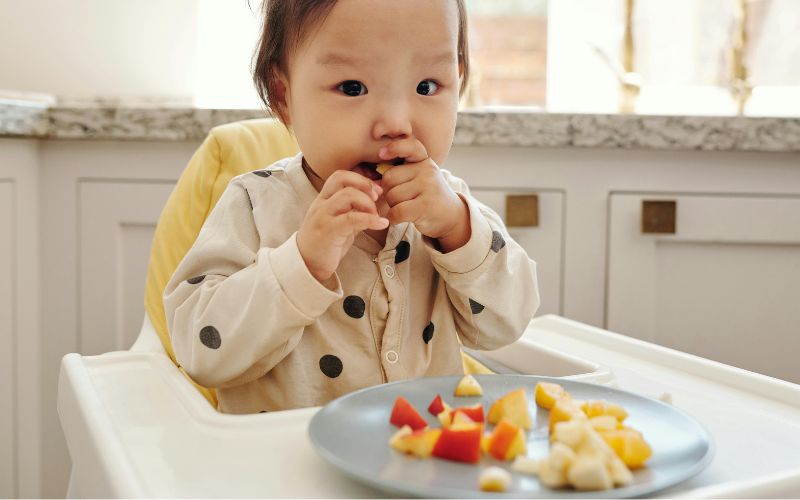 Khi trẻ bắt đầu ăn dặm thì số lần đi ngoài cũng giảm xuống