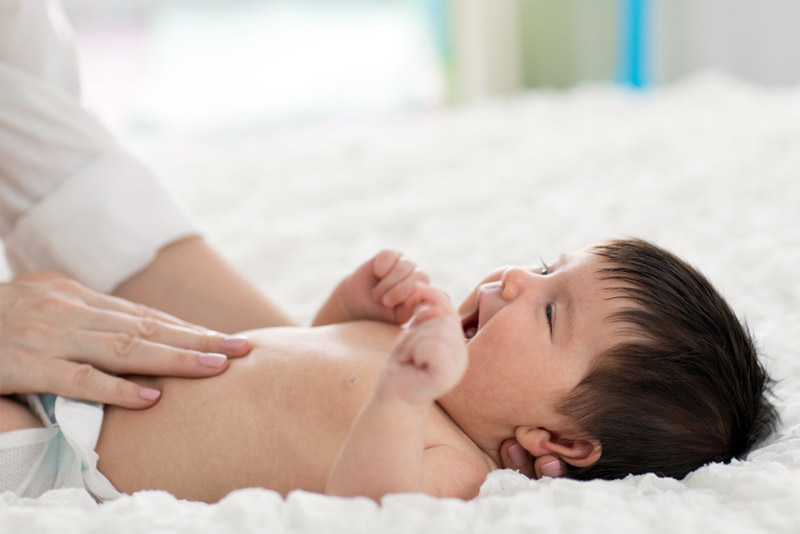 Mát xa bụng trẻ giúp kích thích nhu động ruột, hỗ trợ tiêu hóa tốt hơn