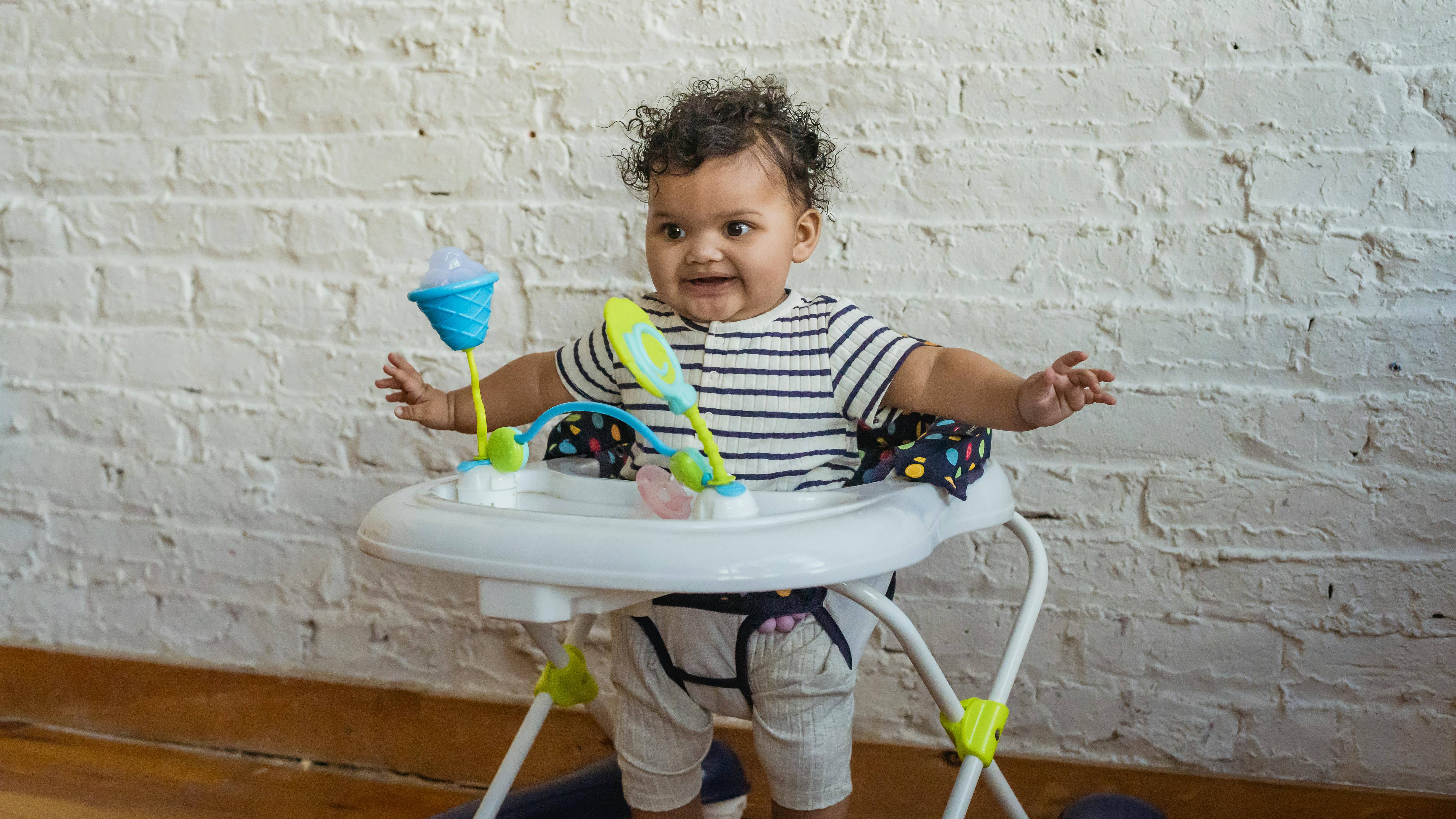 Trẻ 6 tháng ngồi xe tập đi được không? Câu trả lời là không nên, độ tuổi phù hợp từ 8 - 9 tháng tuổi trở lên