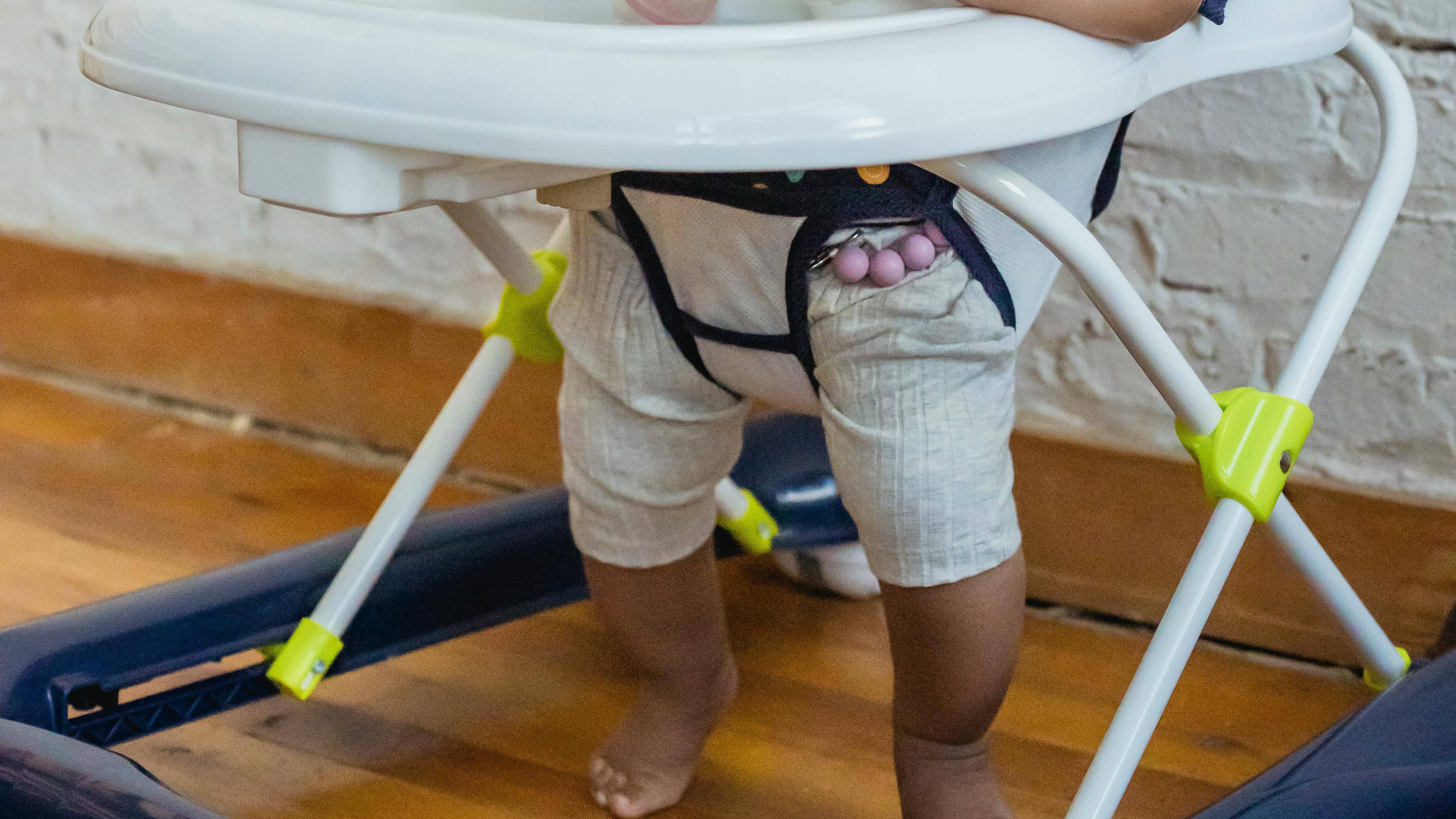 Nên kiểm tra thường xuyên bánh xe, khung đỡ và các chốt an toàn để đảm bảo hoạt động ổn định