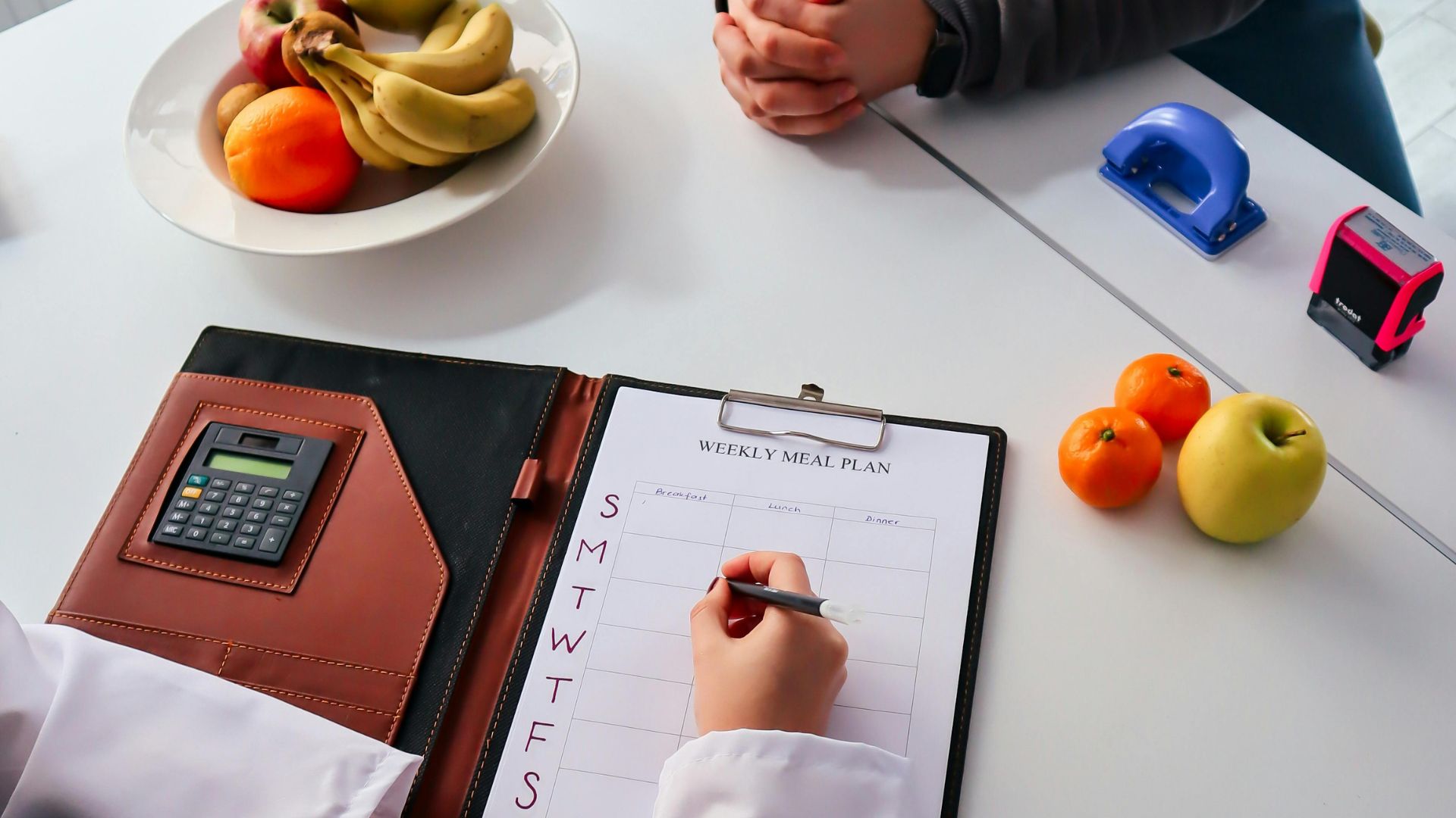 Mẹ nên tham khảo ý kiến của bác sĩ nhi khoa để điều chỉnh khẩu phần cho bé phù hợp