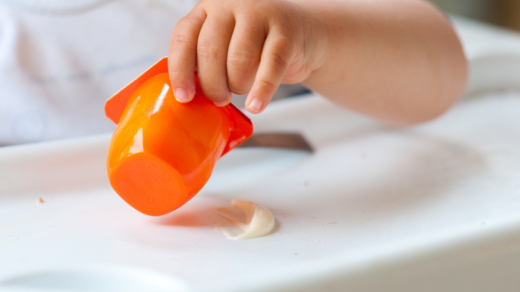 Trẻ 7 tháng ăn được váng sữa không? Cách sử dụng an toàn và hiệu quả cho bé 1