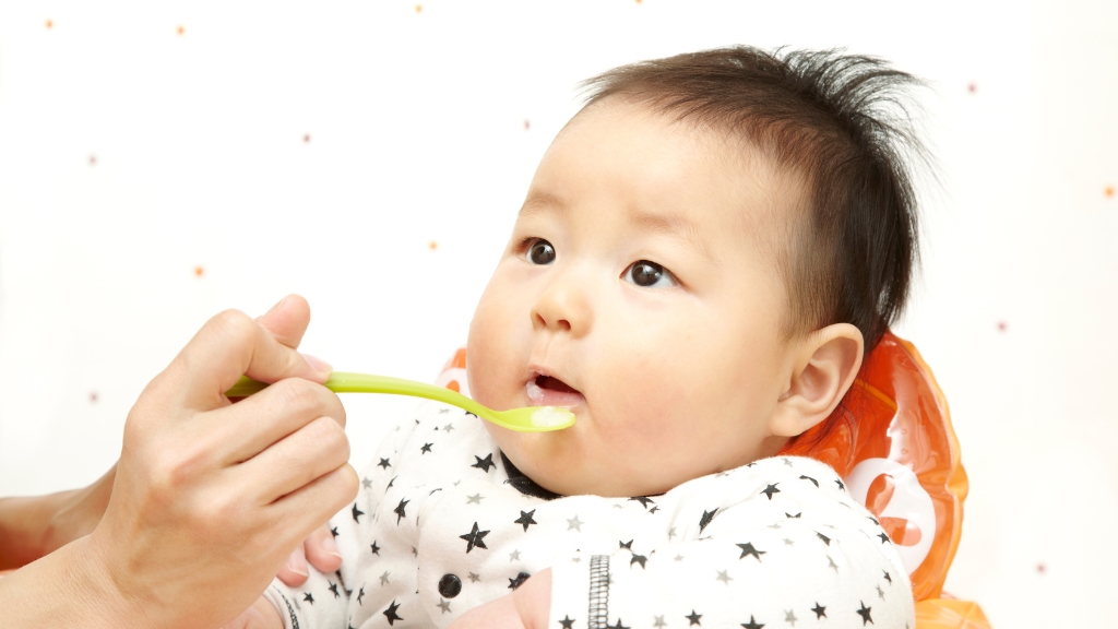 Trẻ 7 tháng ăn được váng sữa không? Cách sử dụng an toàn và hiệu quả cho bé 2
