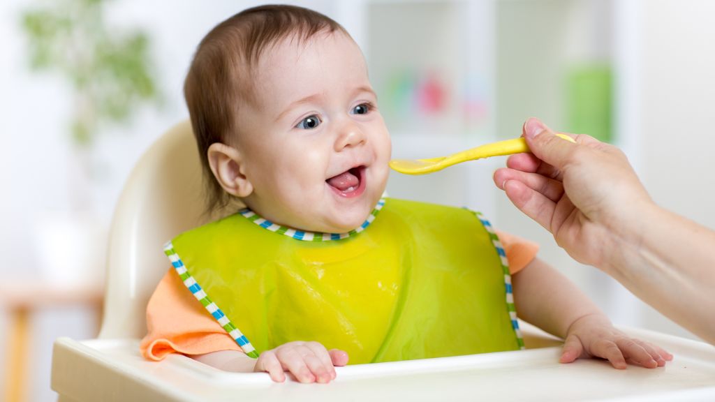 Không khí bữa ăn vui vẻ và thoải mái sẽ giúp trẻ dễ dàng tiếp nhận thức ăn mới và phát triển thói quen ăn uống lành mạnh