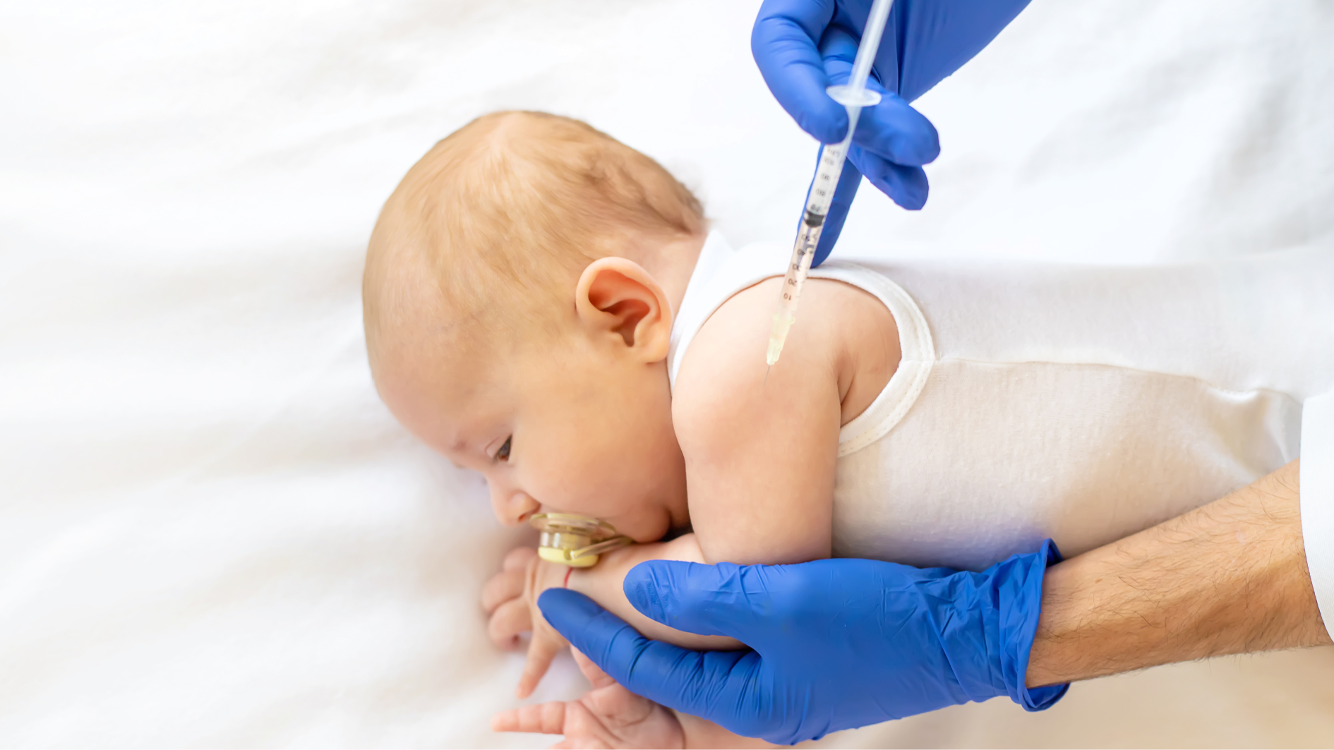 tre-bi-bong-da-kieng-an-gi-co-vac-xin-phong-benh-bong-da-khong 4.png