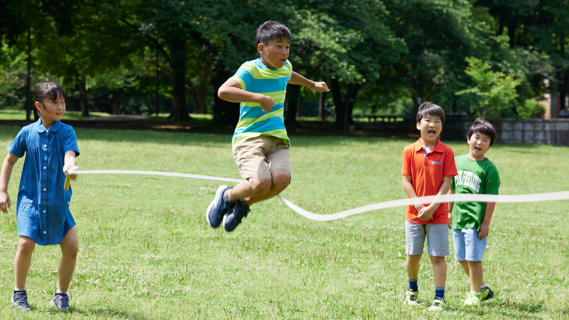 Trẻ bị bong gân thường do chạy nhảy, chơi thể thao, té ngã hoặc vận động sai tư thế