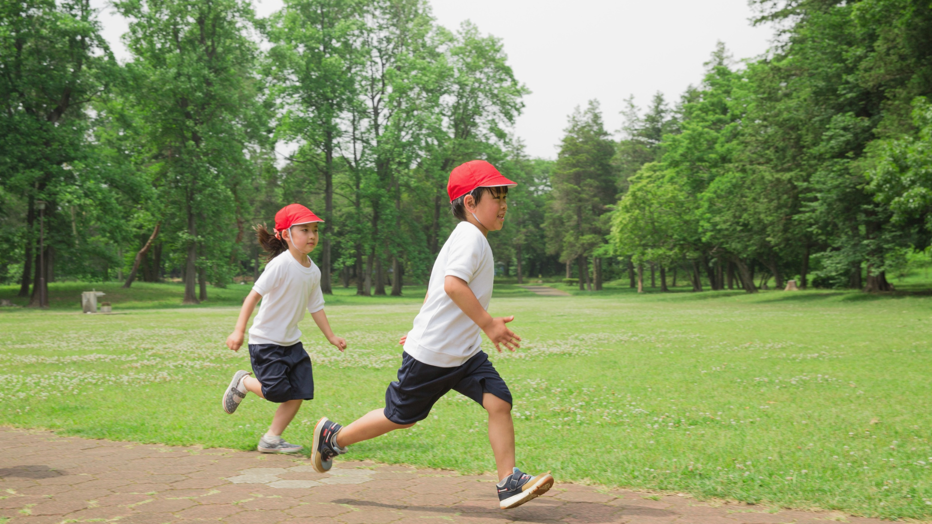 Chọn giày vừa chân, đế chống trơn, ôm cổ chân để giữ khớp ổn định